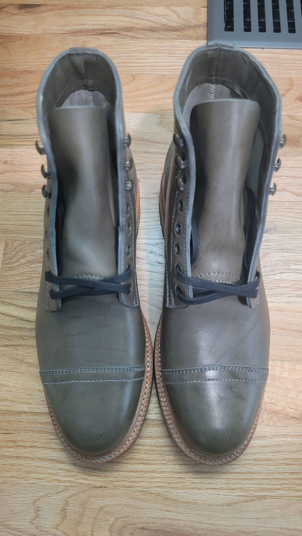 Photo by DjiBOOTi on August 27, 2025 of the Parkhurst The Richmond in Maryam Asphalt Waxed Horsebutt.