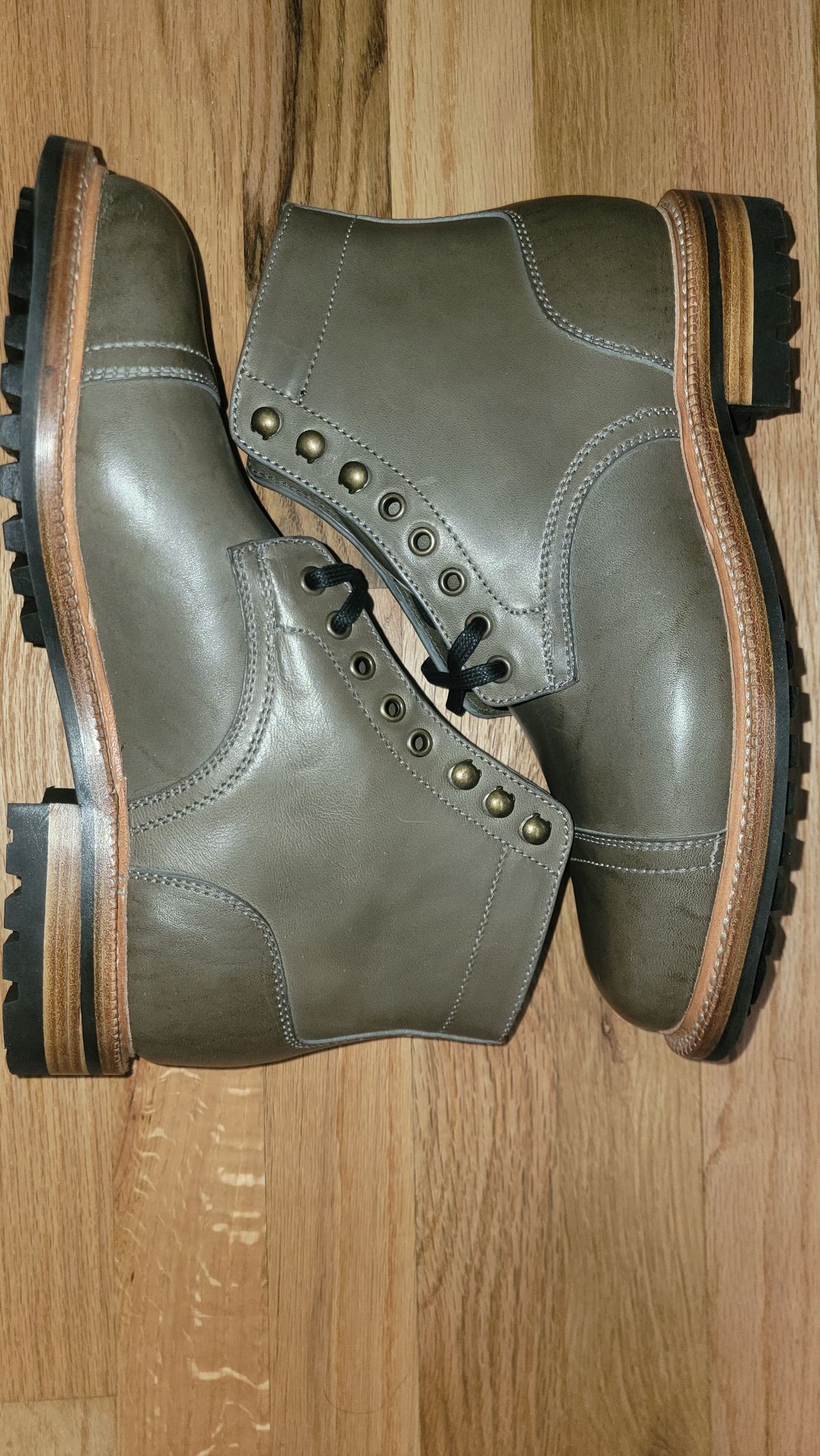 Photo by DjiBOOTi on August 27, 2025 of the Parkhurst The Richmond in Maryam Asphalt Waxed Horsebutt.