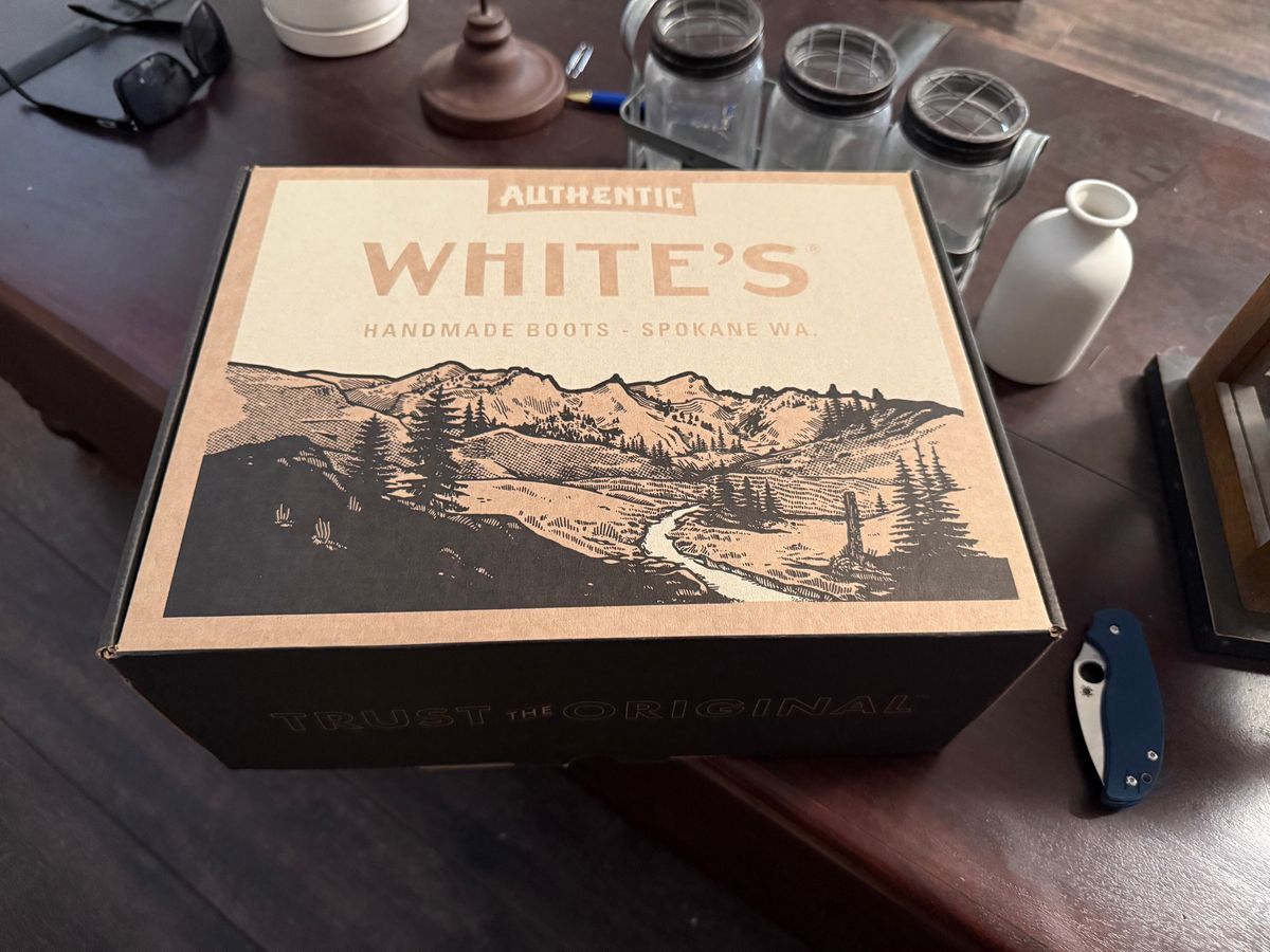 Photo by ER_Stitcher on May 21, 2025 of the White's Perry 6" Select in Seidel Natural Double Shot & Kilties: Tobacco Shrunken Bison - Rose Anvil.