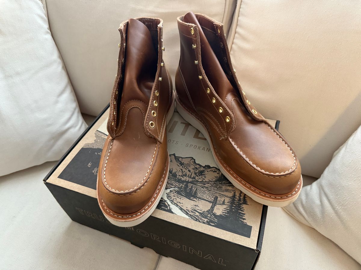 Photo by ER_Stitcher on May 22, 2025 of the White's Perry 6" Select in Seidel Natural Double Shot & Kilties: Tobacco Shrunken Bison - Rose Anvil.