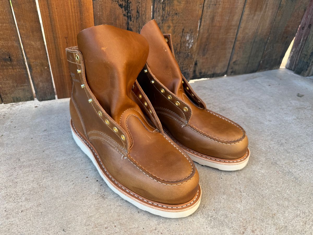 Photo by ER_Stitcher on May 22, 2025 of the White's Perry 6" Select in Seidel Natural Double Shot & Kilties: Tobacco Shrunken Bison - Rose Anvil.