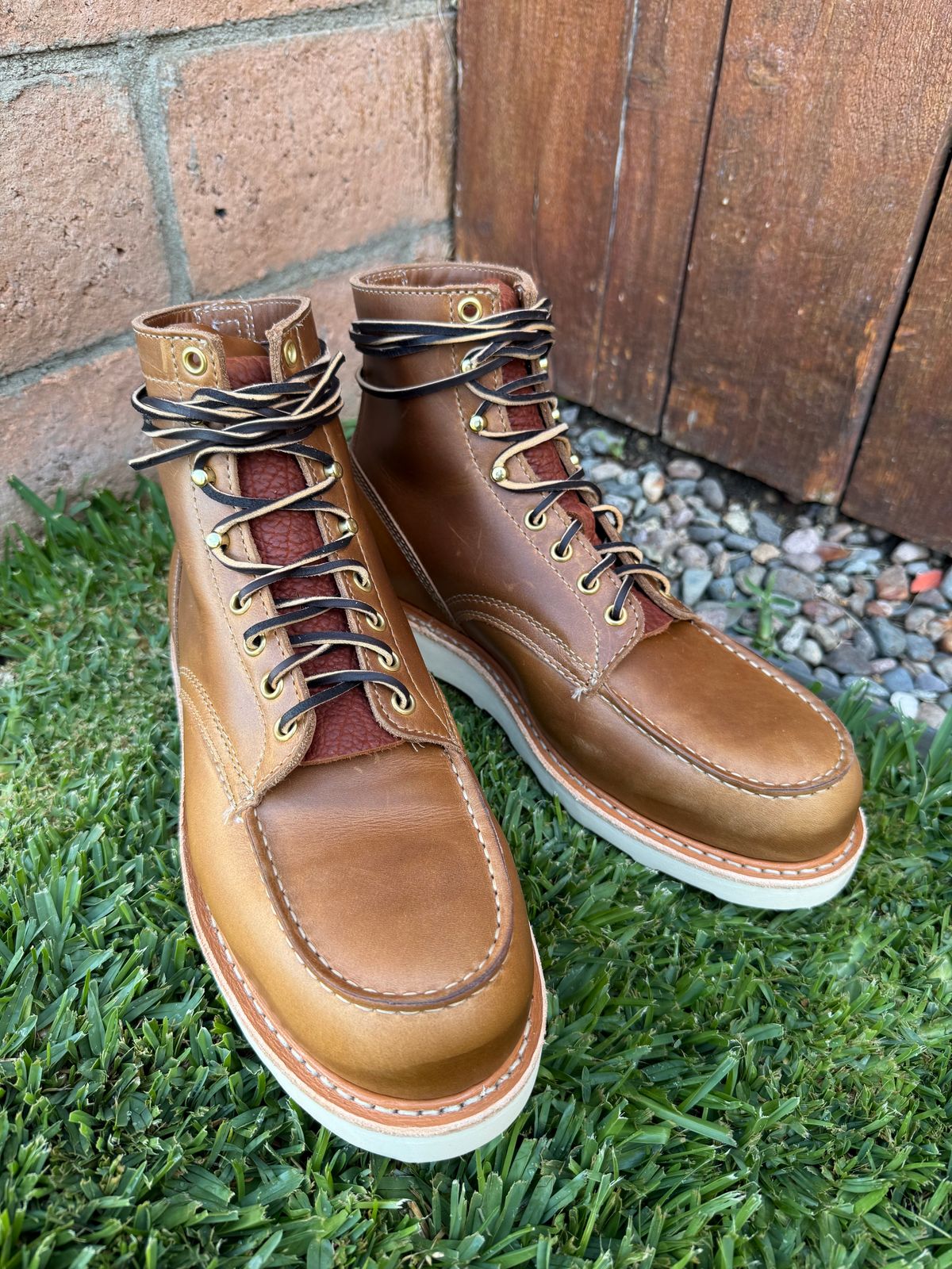 Photo by ER_Stitcher on May 22, 2025 of the White's Perry 6" Select in Seidel Natural Double Shot & Kilties: Tobacco Shrunken Bison - Rose Anvil.