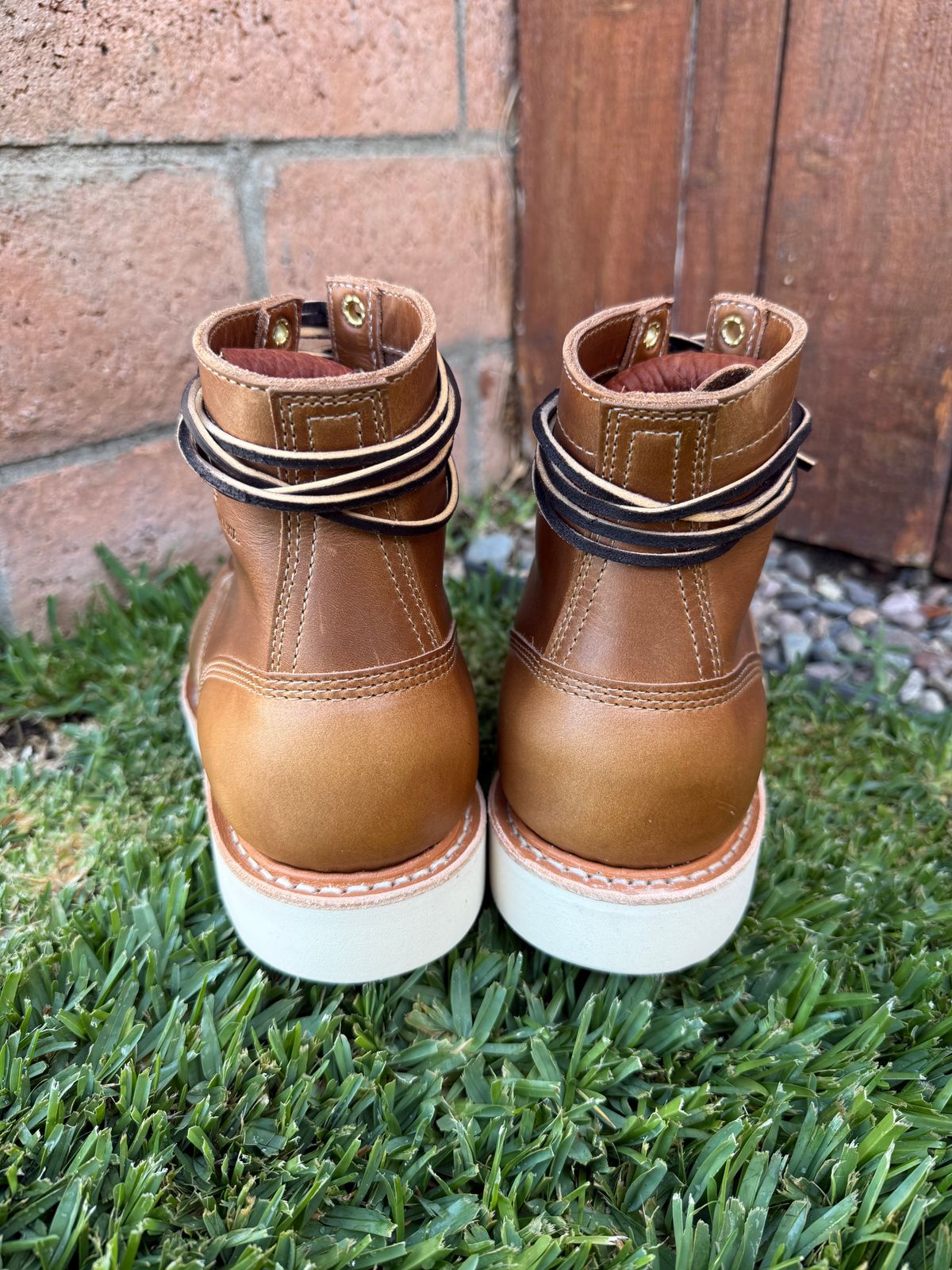 Photo by ER_Stitcher on May 22, 2025 of the White's Perry 6" Select in Seidel Natural Double Shot & Kilties: Tobacco Shrunken Bison - Rose Anvil.