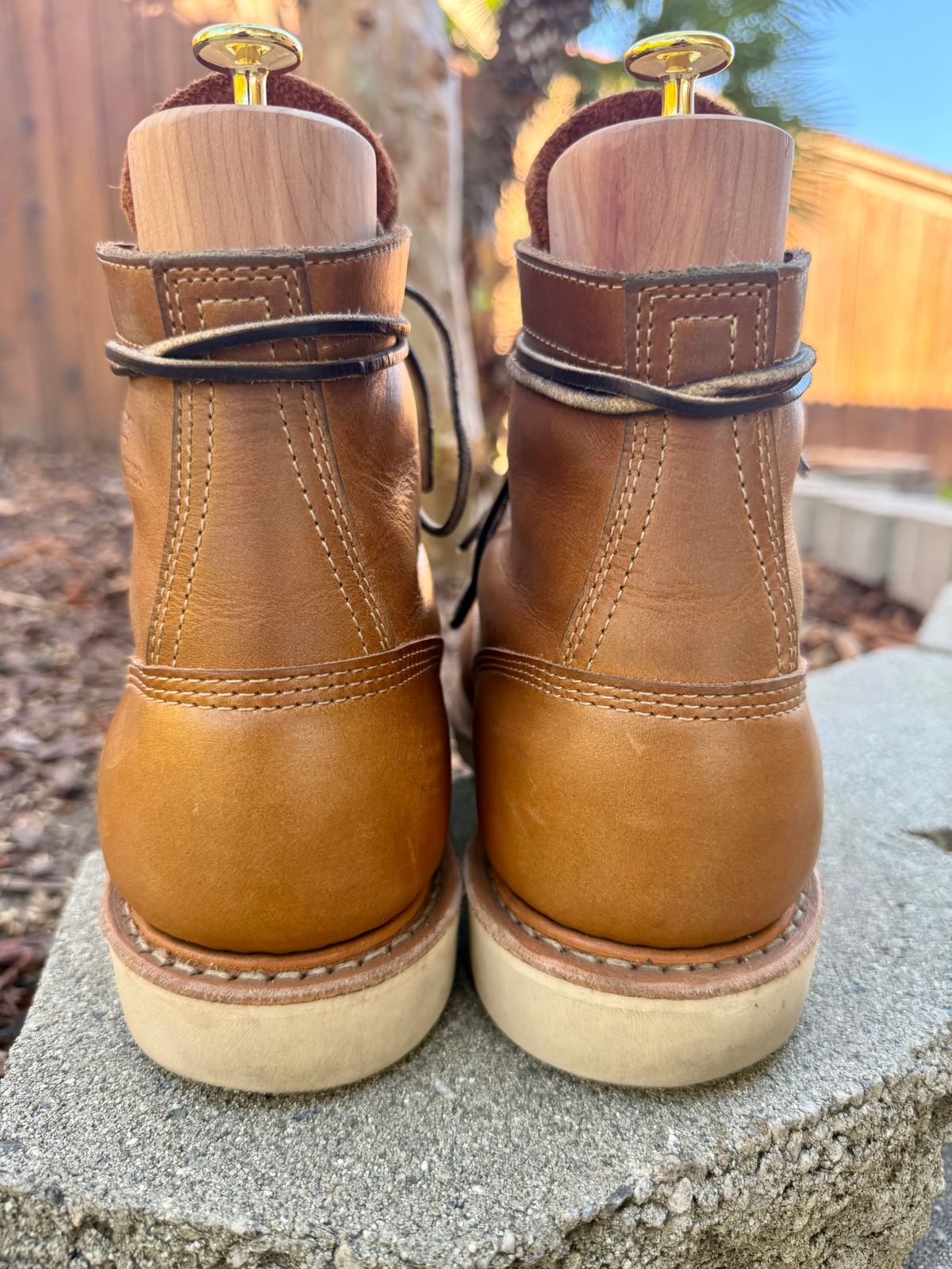 Photo by ER_Stitcher on October 18, 2025 of the White's Perry 6" Select in Seidel Natural Double Shot & Kilties: Tobacco Shrunken Bison - Rose Anvil.