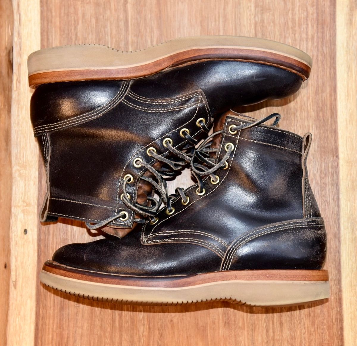 Photo by broakes on January 18, 2025 of the White's 350 Cruiser in Horween Black Waxed Flesh.