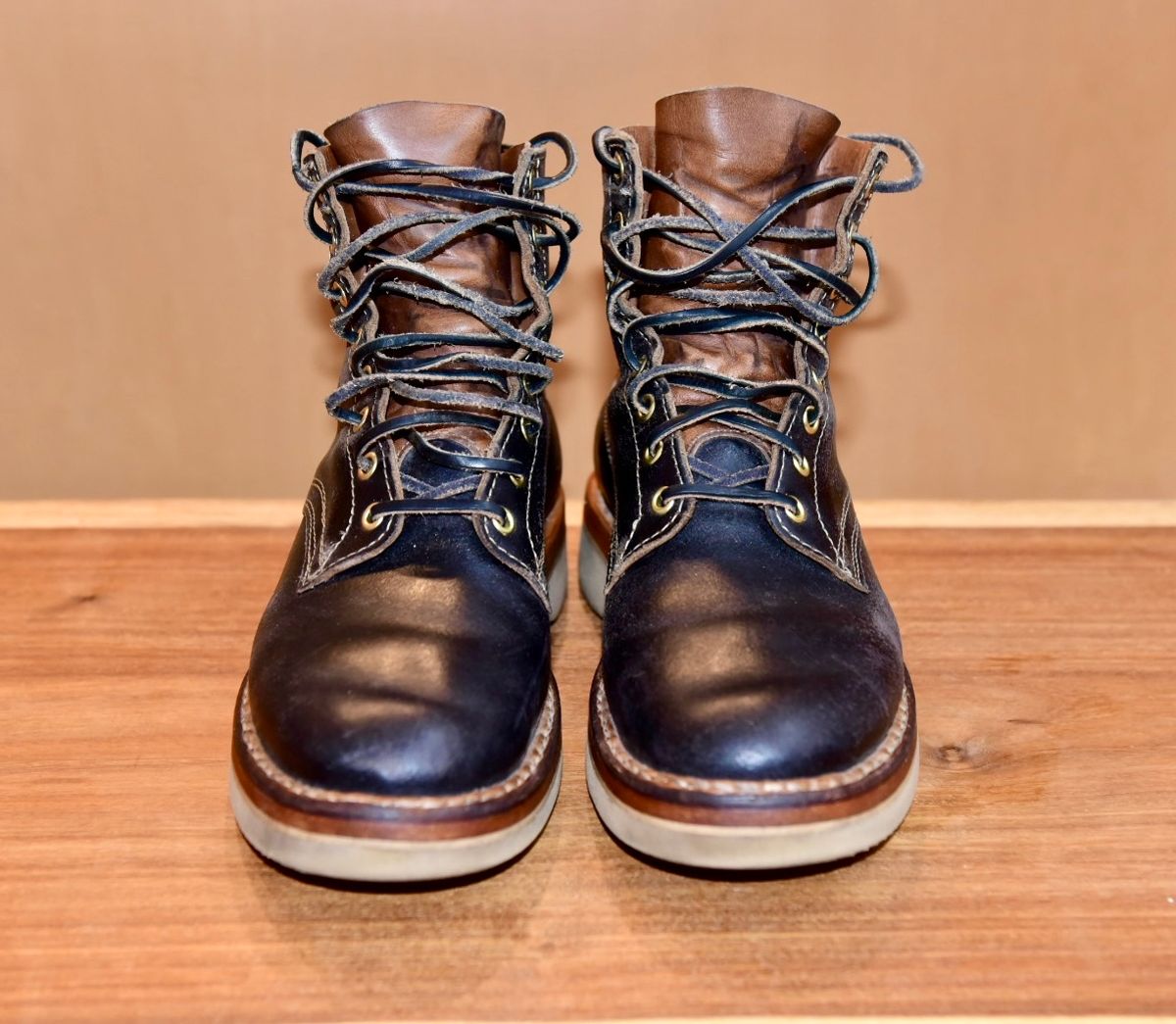 Photo by broakes on January 18, 2025 of the White's 350 Cruiser in Horween Black Waxed Flesh.