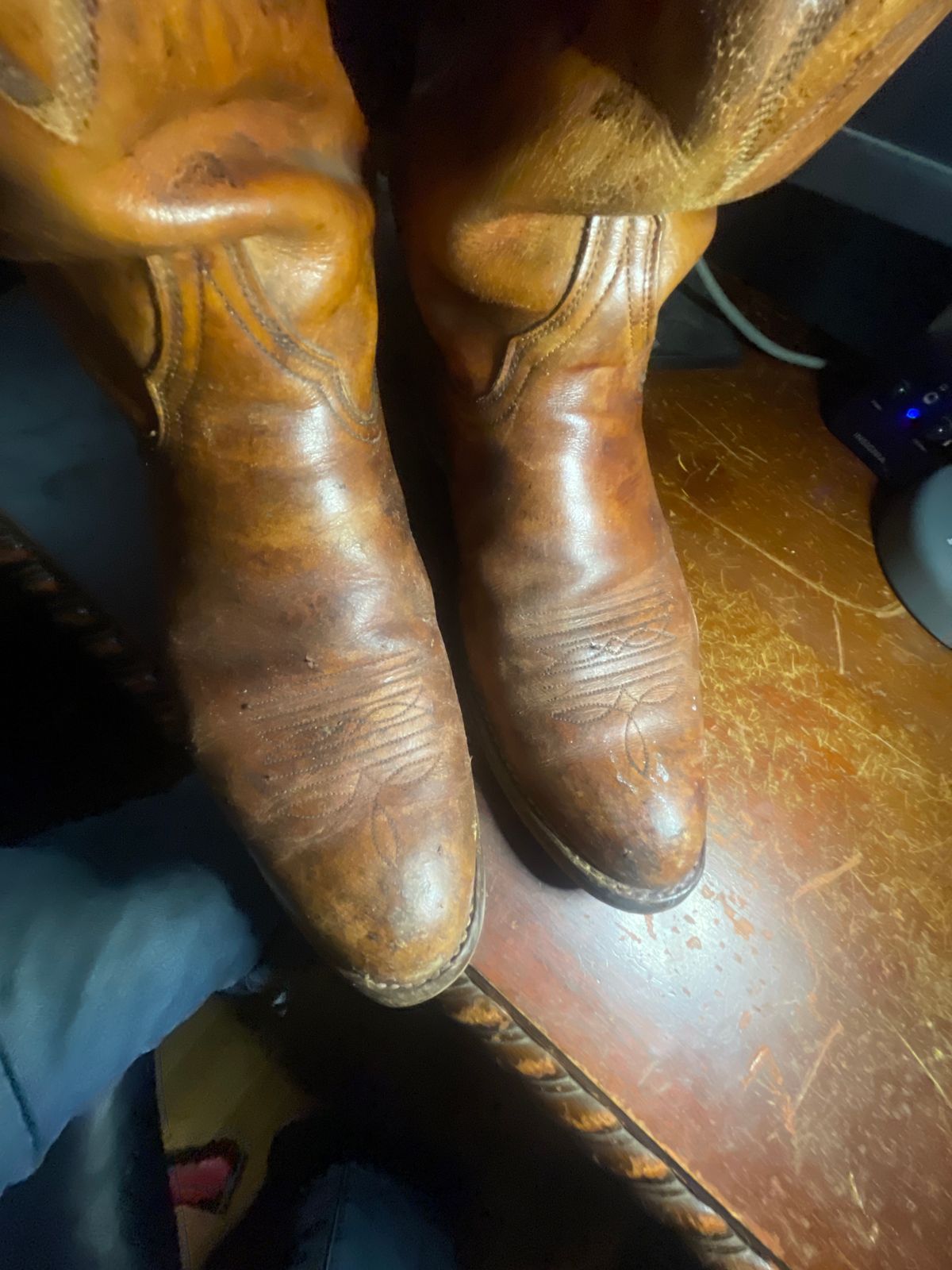 Photo by thebootlover12 on April 22, 2024 of the golden retriever  cowboy boots western in calf leather.