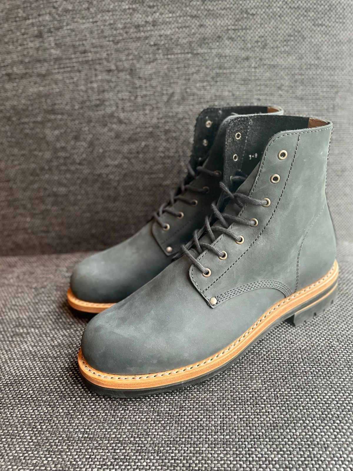 Photo by sbjweyk on October 1, 2024 of the Urban Shepherd Scout Charcoal in Waxed Portugese Calfskin.