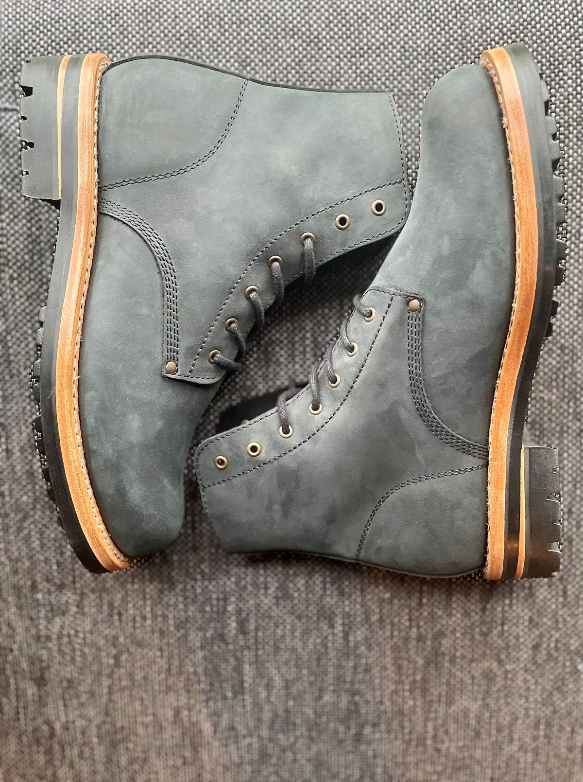 Photo by sbjweyk on October 1, 2024 of the Urban Shepherd Scout Charcoal in Waxed Portugese Calfskin.