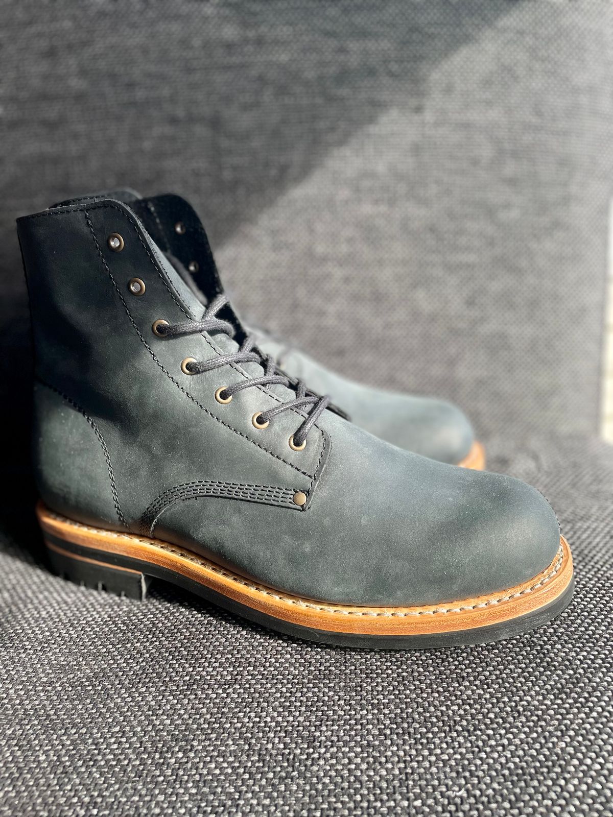 Photo by sbjweyk on October 1, 2024 of the Urban Shepherd Scout Charcoal in Waxed Portugese Calfskin.
