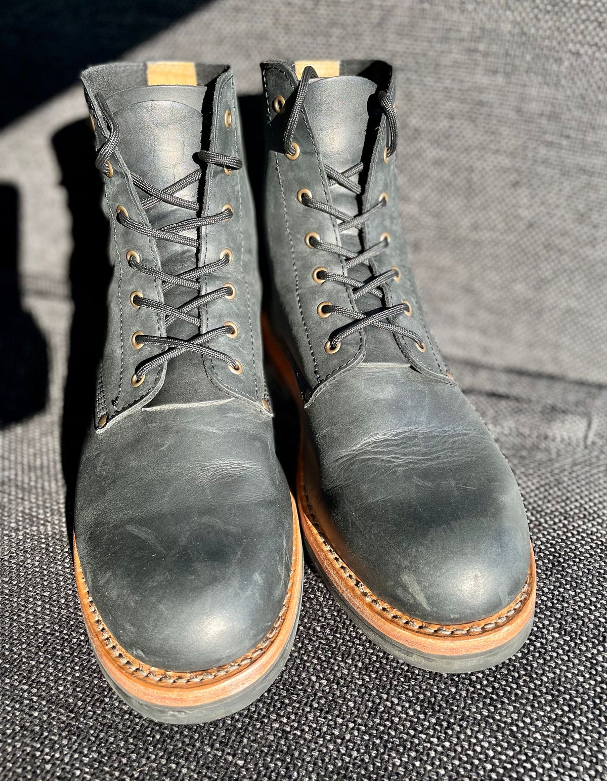 Photo by sbjweyk on November 3, 2024 of the Urban Shepherd Scout Charcoal in Waxed Portugese Calfskin.