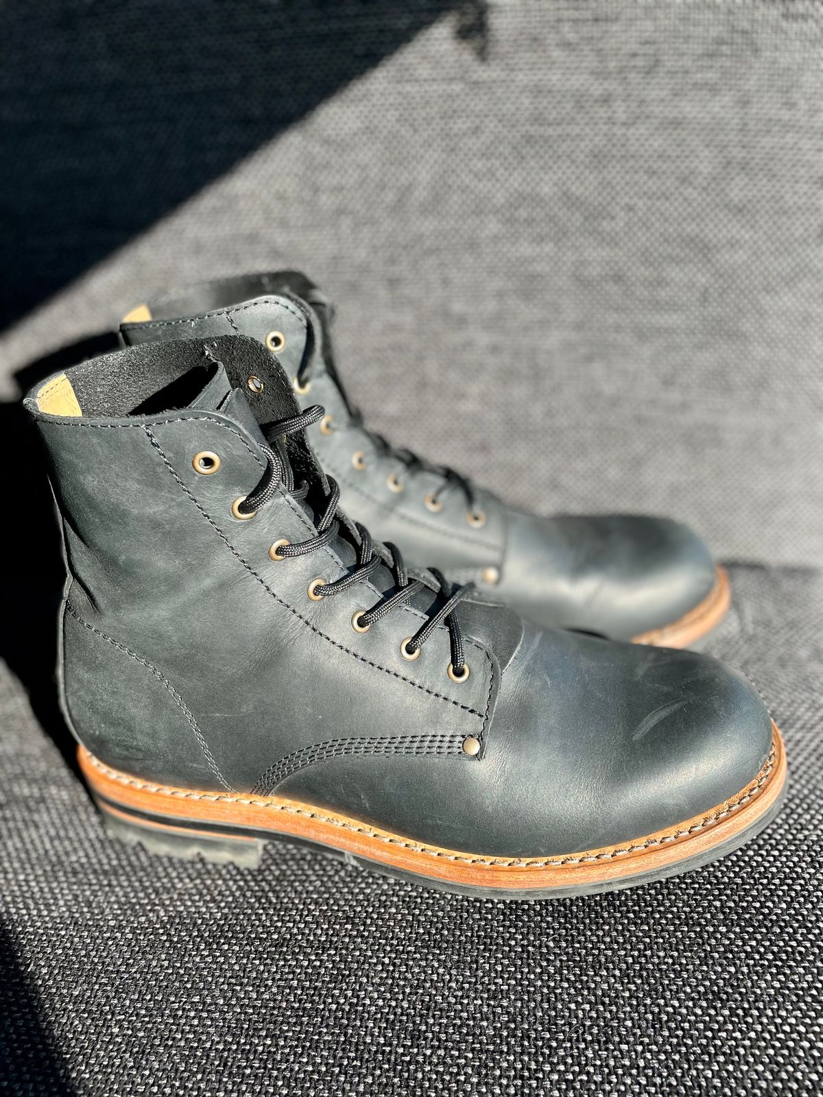 Photo by sbjweyk on November 3, 2024 of the Urban Shepherd Scout Charcoal in Waxed Portugese Calfskin.