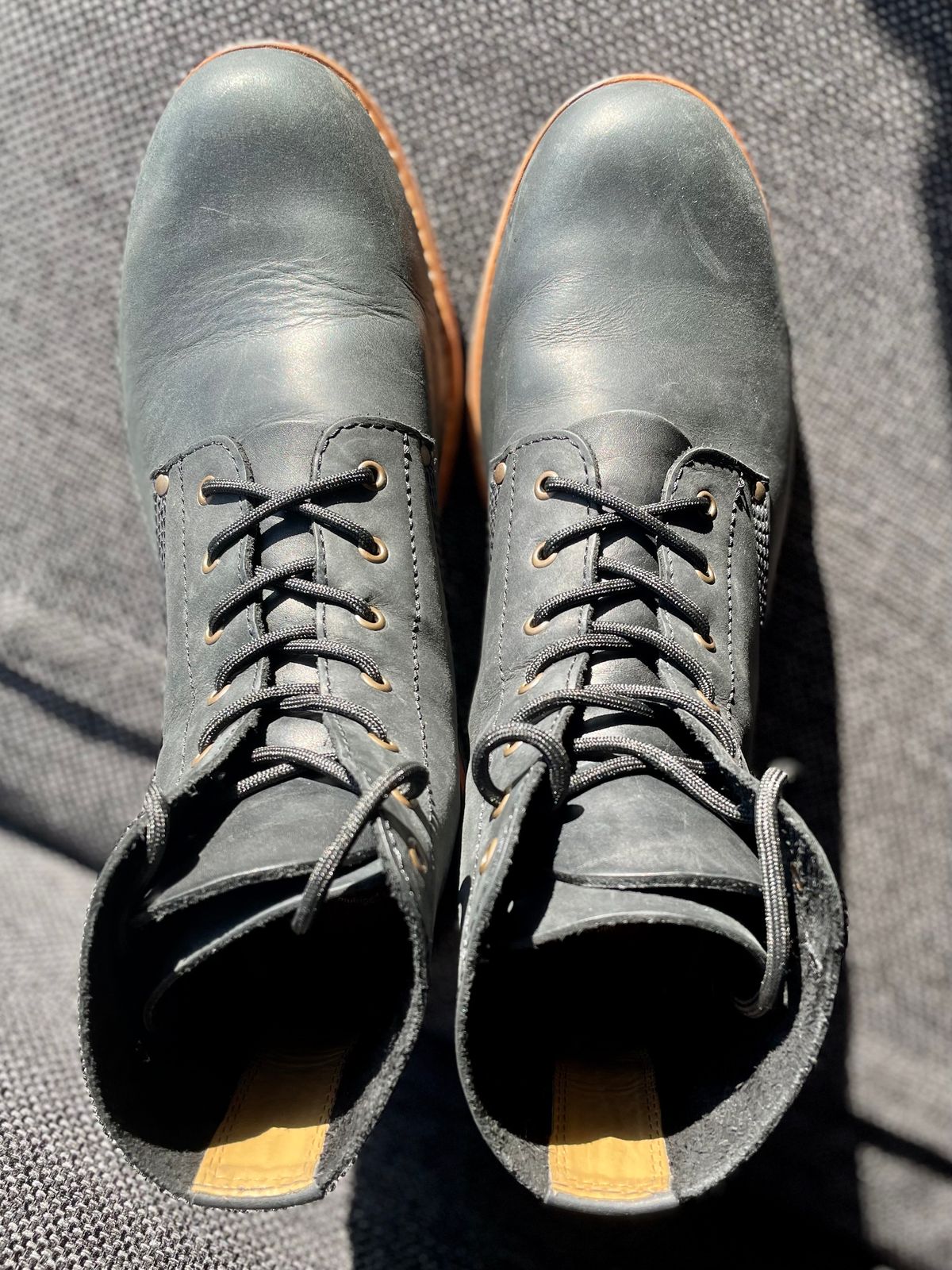 Photo by sbjweyk on November 3, 2024 of the Urban Shepherd Scout Charcoal in Waxed Portugese Calfskin.