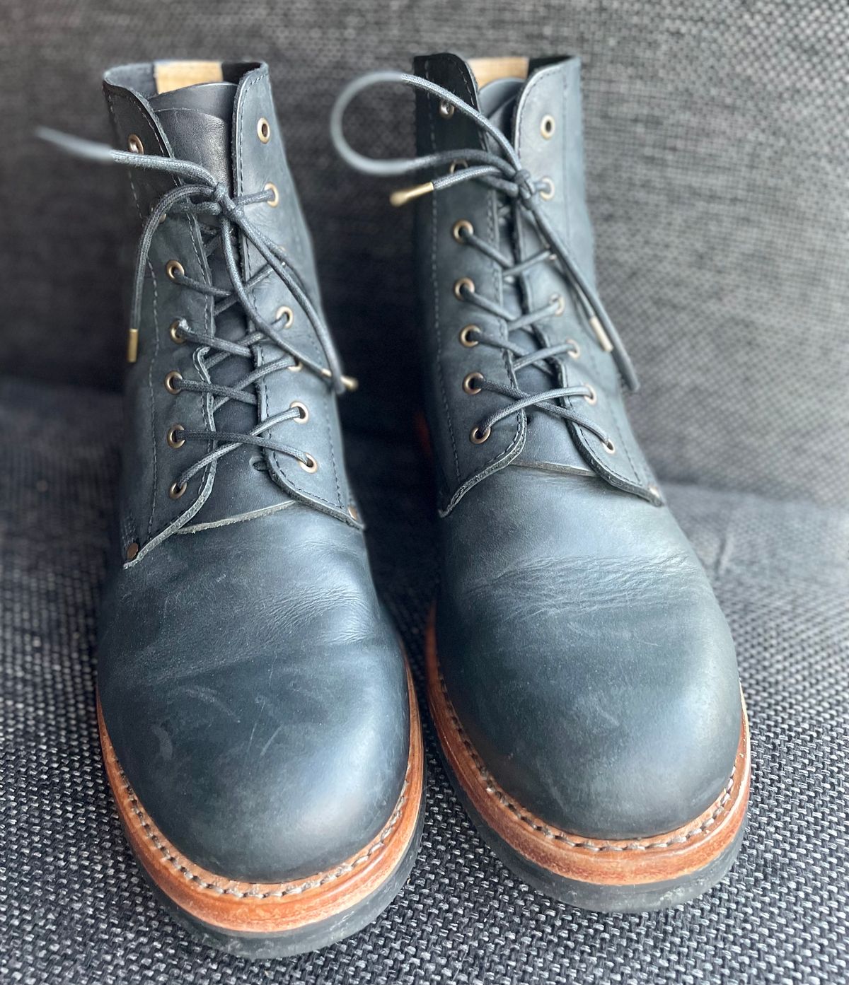 Photo by sbjweyk on December 1, 2024 of the Urban Shepherd Scout Charcoal in Waxed Portugese Calfskin.