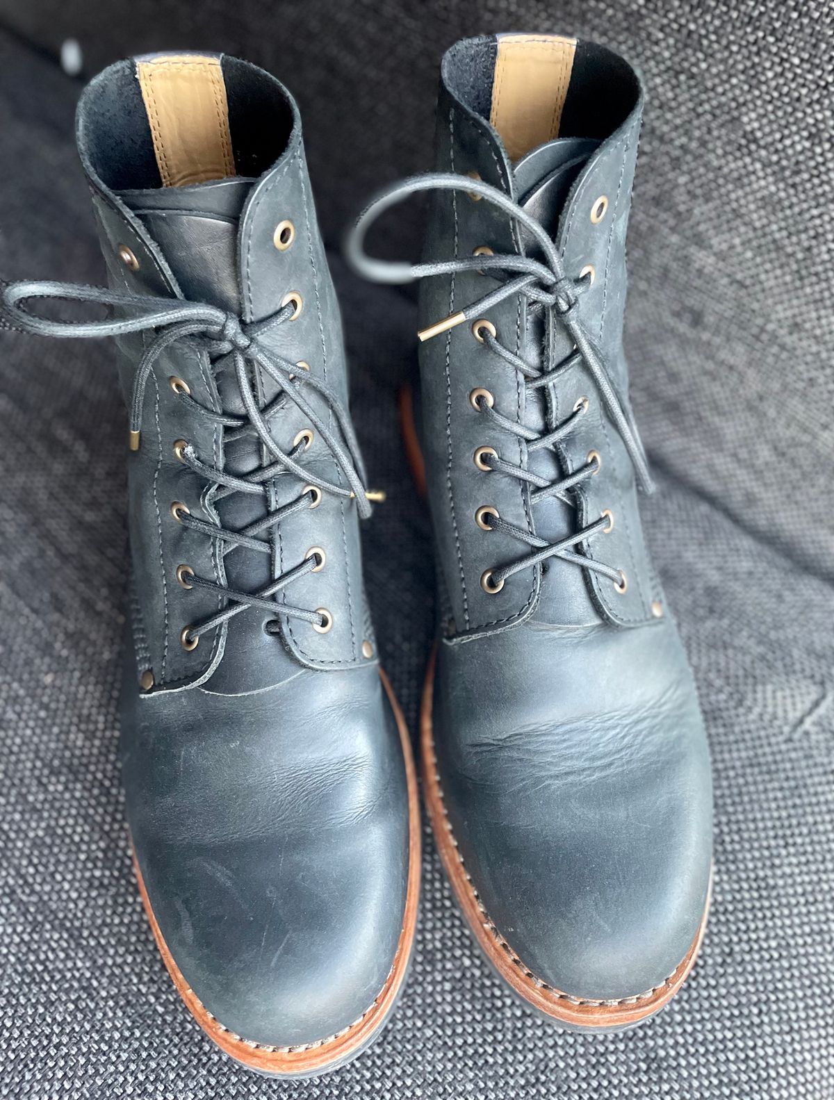 Photo by sbjweyk on December 1, 2024 of the Urban Shepherd Scout Charcoal in Waxed Portugese Calfskin.