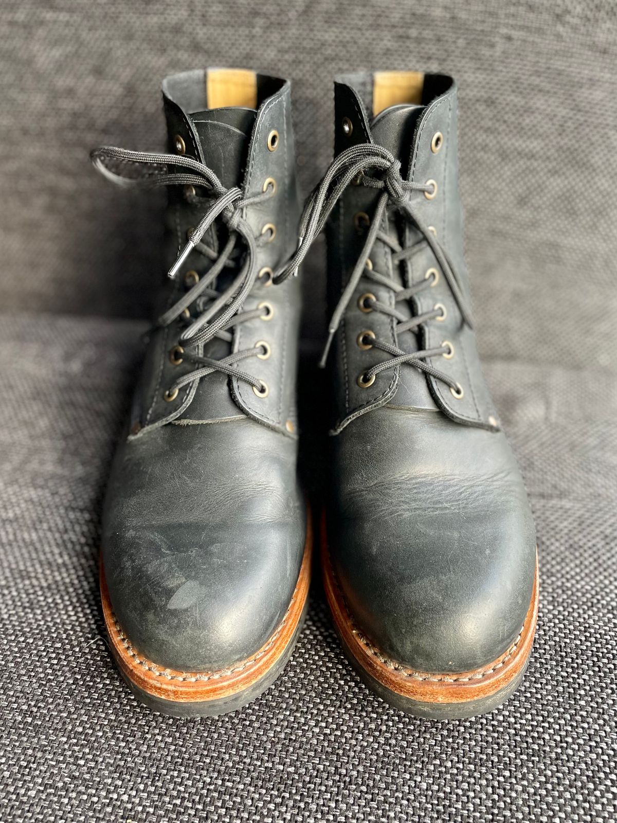 Photo by sbjweyk on January 2, 2025 of the Urban Shepherd Scout Charcoal in Waxed Portugese Calfskin.