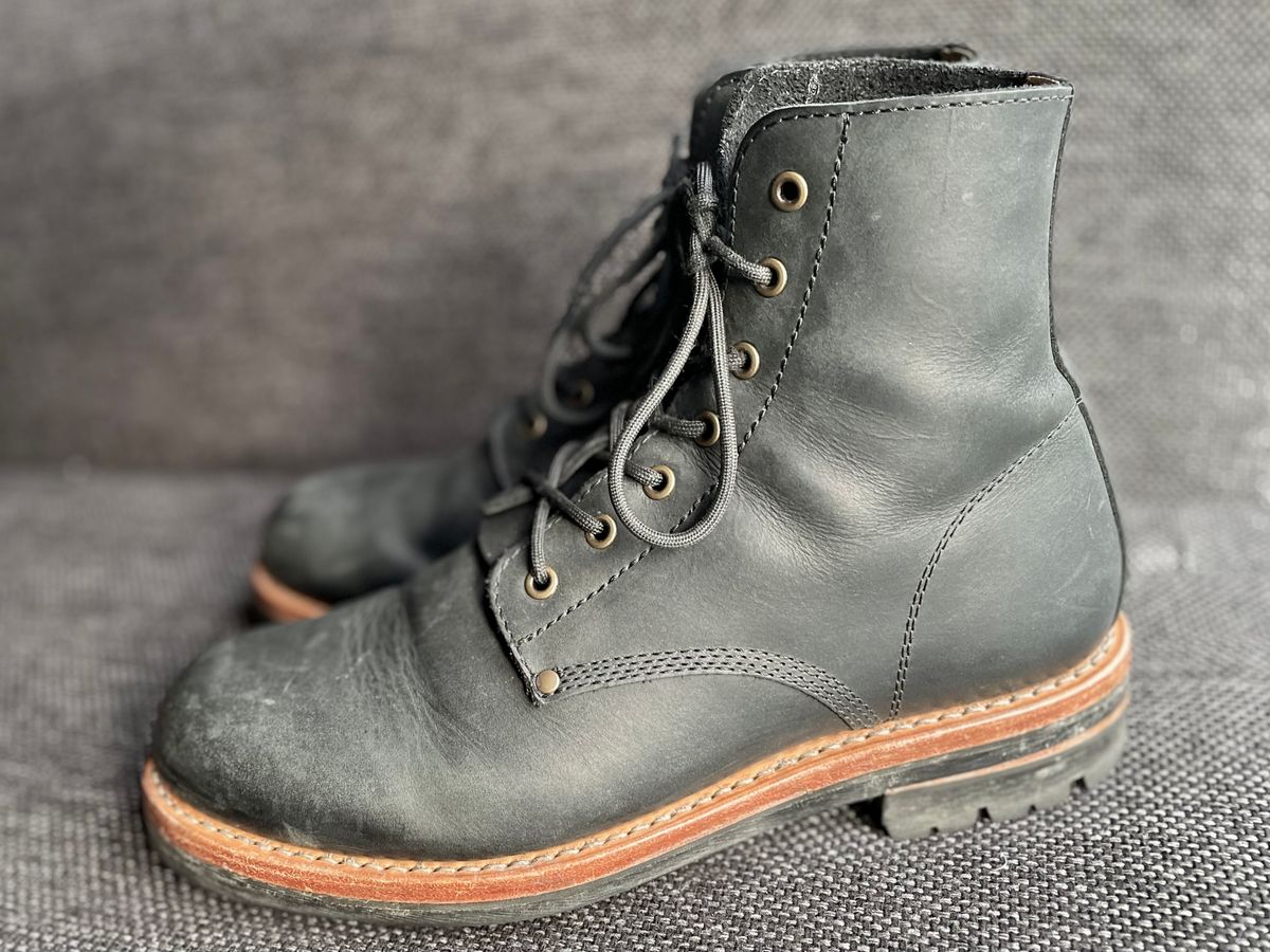 Photo by sbjweyk on January 2, 2025 of the Urban Shepherd Scout Charcoal in Waxed Portugese Calfskin.