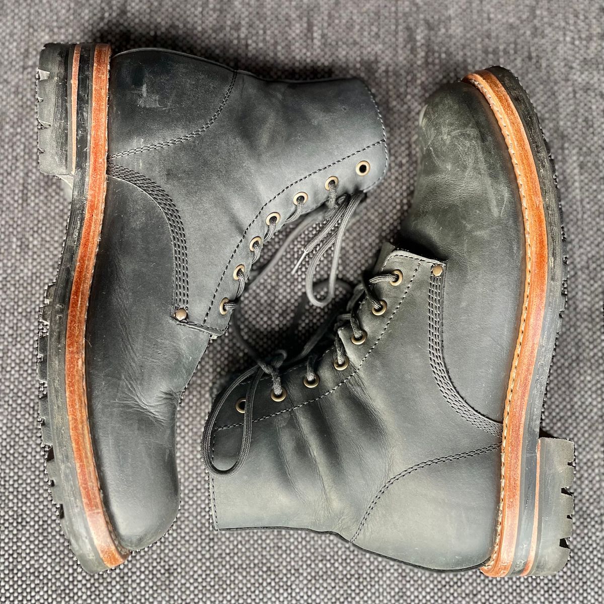 Photo by sbjweyk on January 2, 2025 of the Urban Shepherd Scout Charcoal in Waxed Portugese Calfskin.