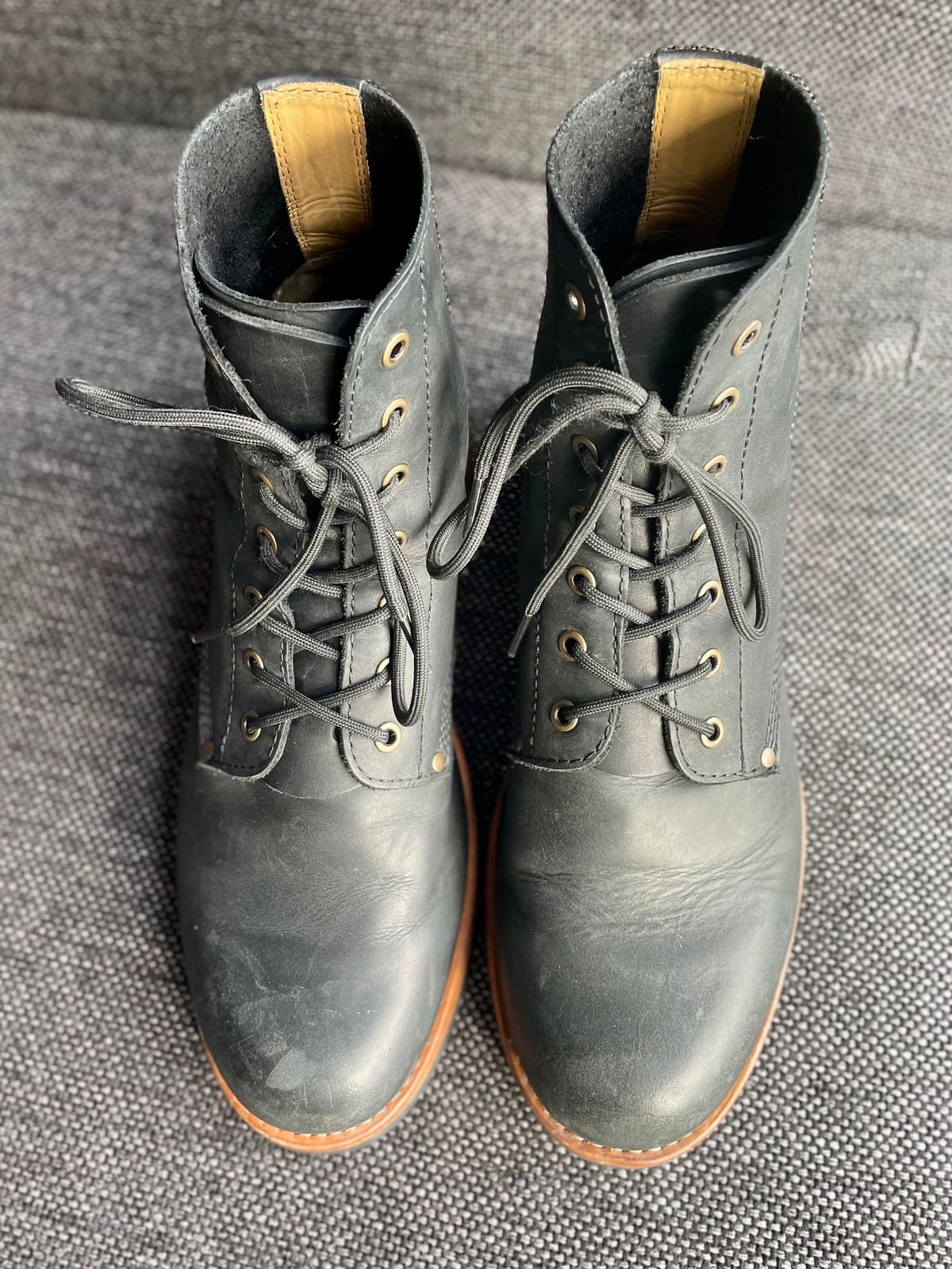 Photo by sbjweyk on January 2, 2025 of the Urban Shepherd Scout Charcoal in Waxed Portugese Calfskin.