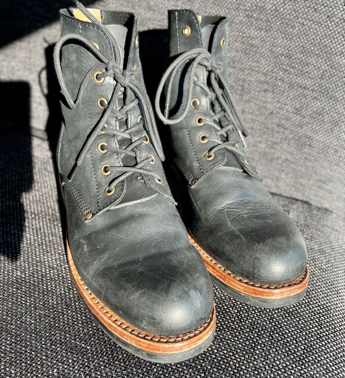 Photo by sbjweyk on February 2, 2025 of the Urban Shepherd Scout Charcoal in Waxed Portugese Calfskin.