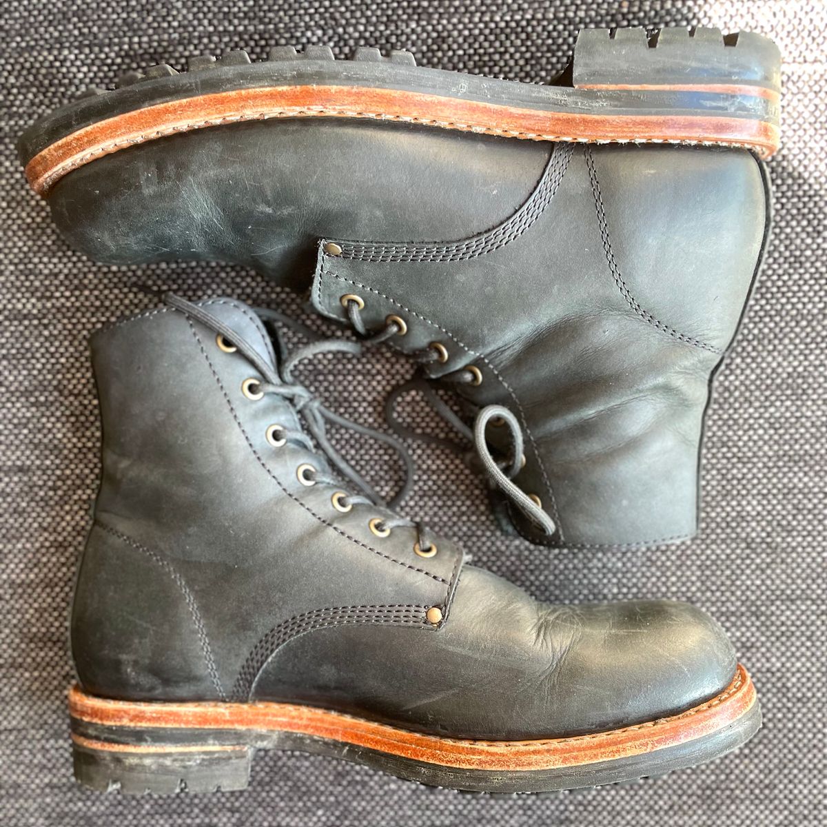 Photo by sbjweyk on February 2, 2025 of the Urban Shepherd Scout Charcoal in Waxed Portugese Calfskin.