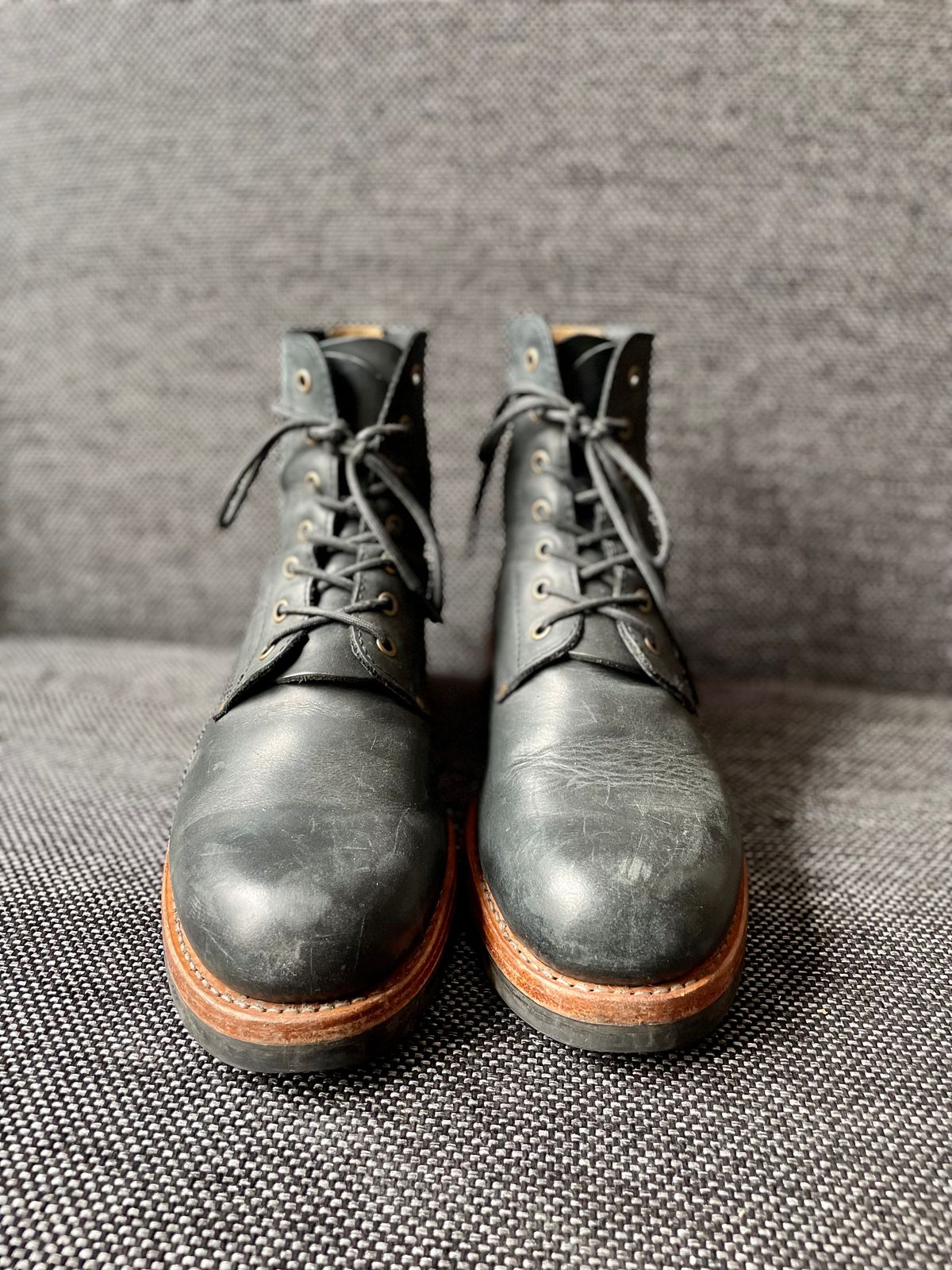 Photo by sbjweyk on March 1, 2025 of the Urban Shepherd Scout Charcoal in Waxed Portugese Calfskin.