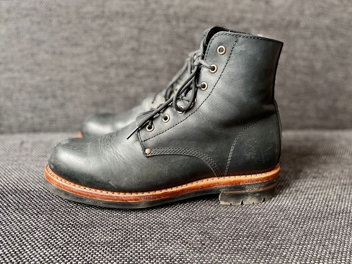 Photo by sbjweyk on March 1, 2025 of the Urban Shepherd Scout Charcoal in Waxed Portugese Calfskin.