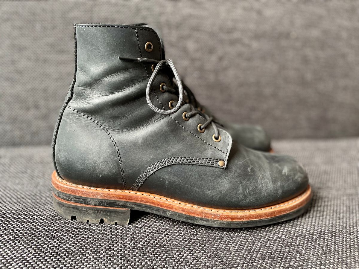 Photo by sbjweyk on March 1, 2025 of the Urban Shepherd Scout Charcoal in Waxed Portugese Calfskin.