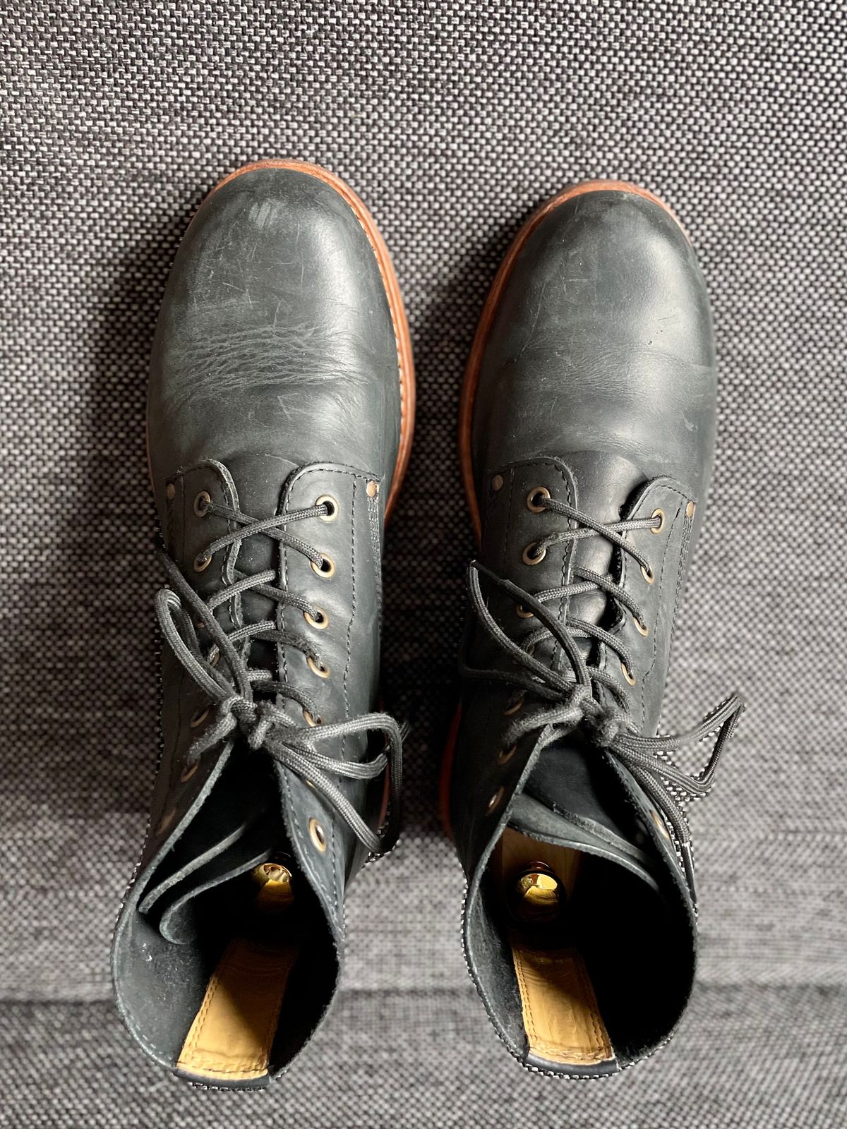 Photo by sbjweyk on March 1, 2025 of the Urban Shepherd Scout Charcoal in Waxed Portugese Calfskin.