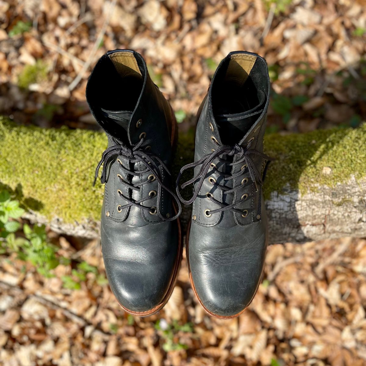 Photo by sbjweyk on April 2, 2025 of the Urban Shepherd Scout Charcoal in Waxed Portugese Calfskin.