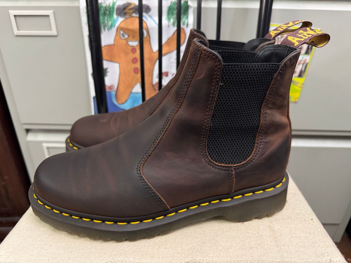Photo by stinkypatina on May 2, 2025 of the Dr. Martens 2976 Chelsea in Walnut Brown.