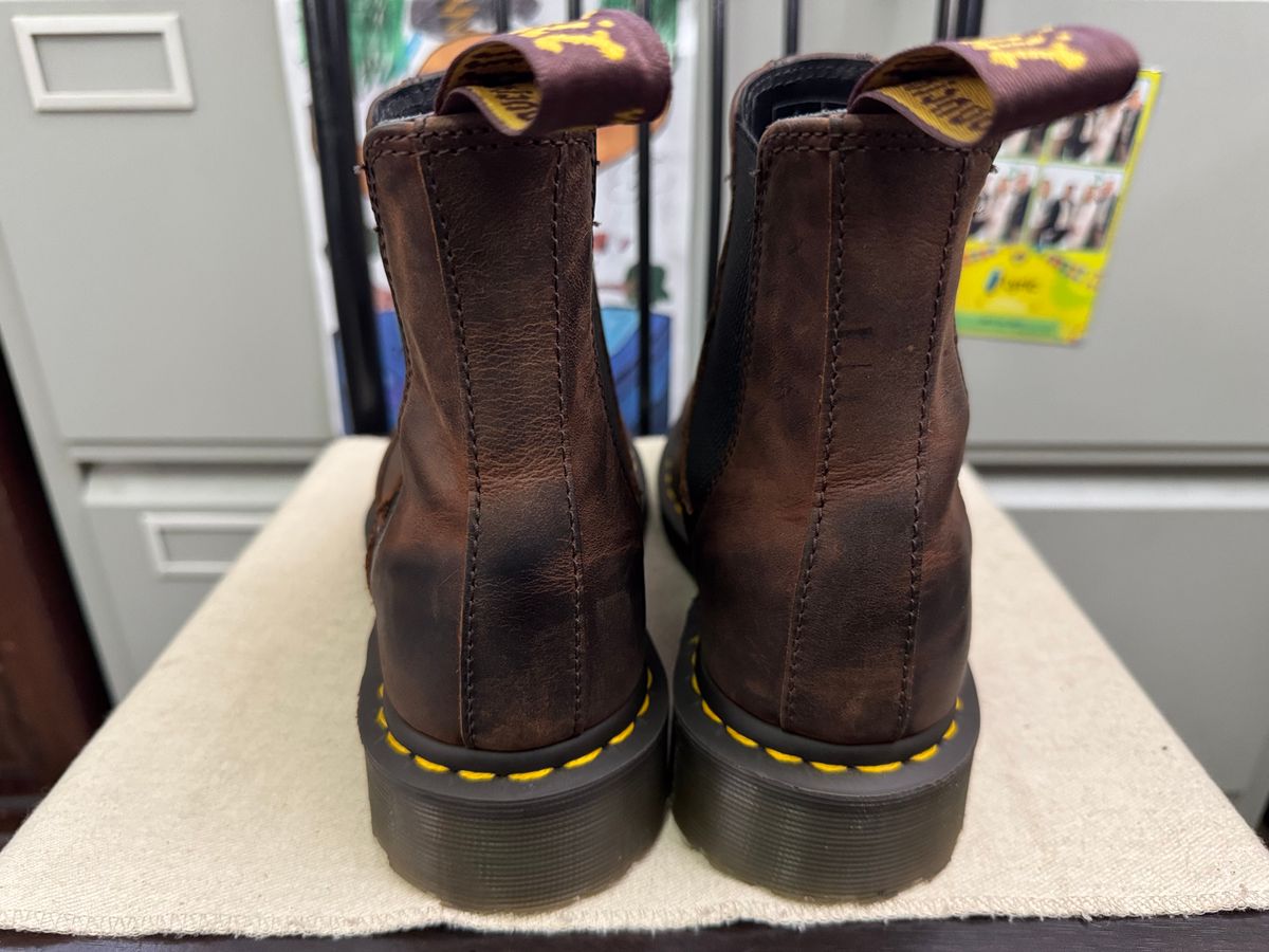 Photo by stinkypatina on May 2, 2025 of the Dr. Martens 2976 Chelsea in Walnut Brown.