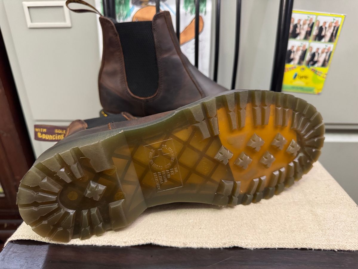 Photo by stinkypatina on May 2, 2025 of the Dr. Martens 2976 Chelsea in Walnut Brown.