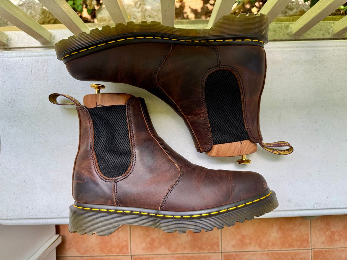 Photo by stinkypatina on July 10, 2025 of the Dr. Martens 2976 Chelsea in Walnut Brown.
