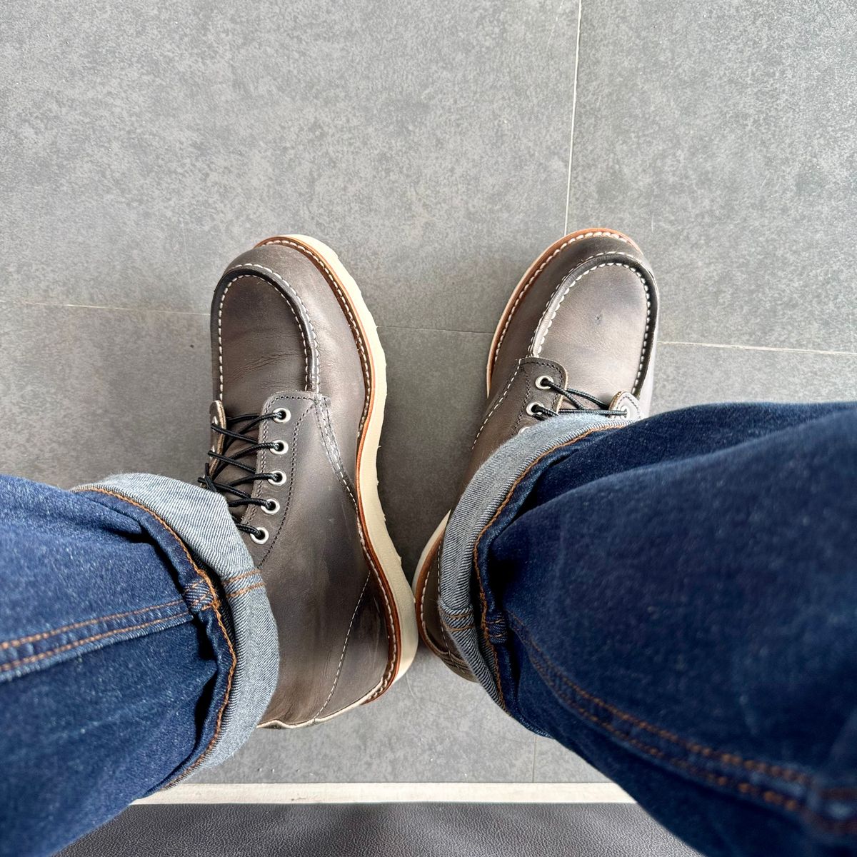 Photo by stinkypatina on December 29, 2025 of the Red Wing 6-Inch Classic Moc in S.B. Foot Charcoal Rough and Tough.