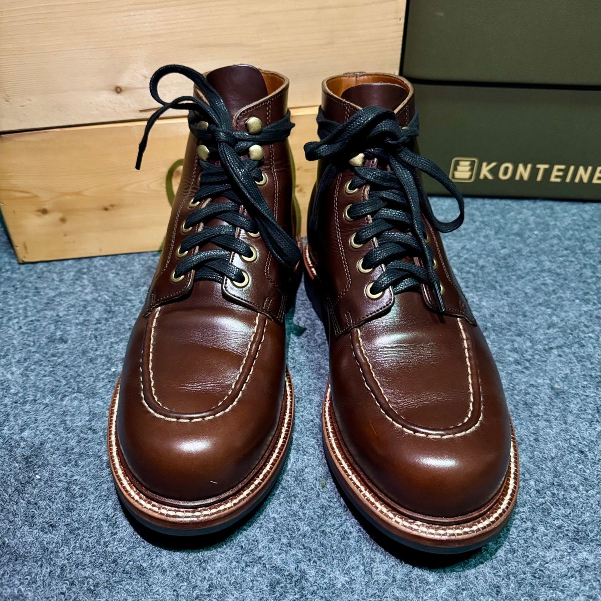 Photo by stinkypatina on November 1, 2025 of the Grant Stone Brass Boot in Horween Crimson Chromexcel.