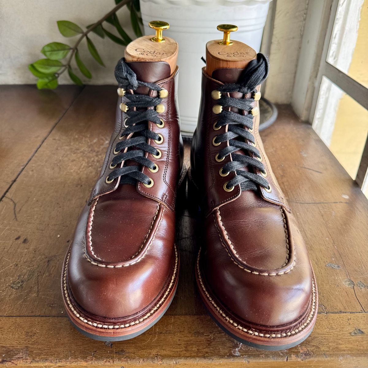 Photo by stinkypatina on January 4, 2026 of the Grant Stone Brass Boot in Horween Crimson Chromexcel.