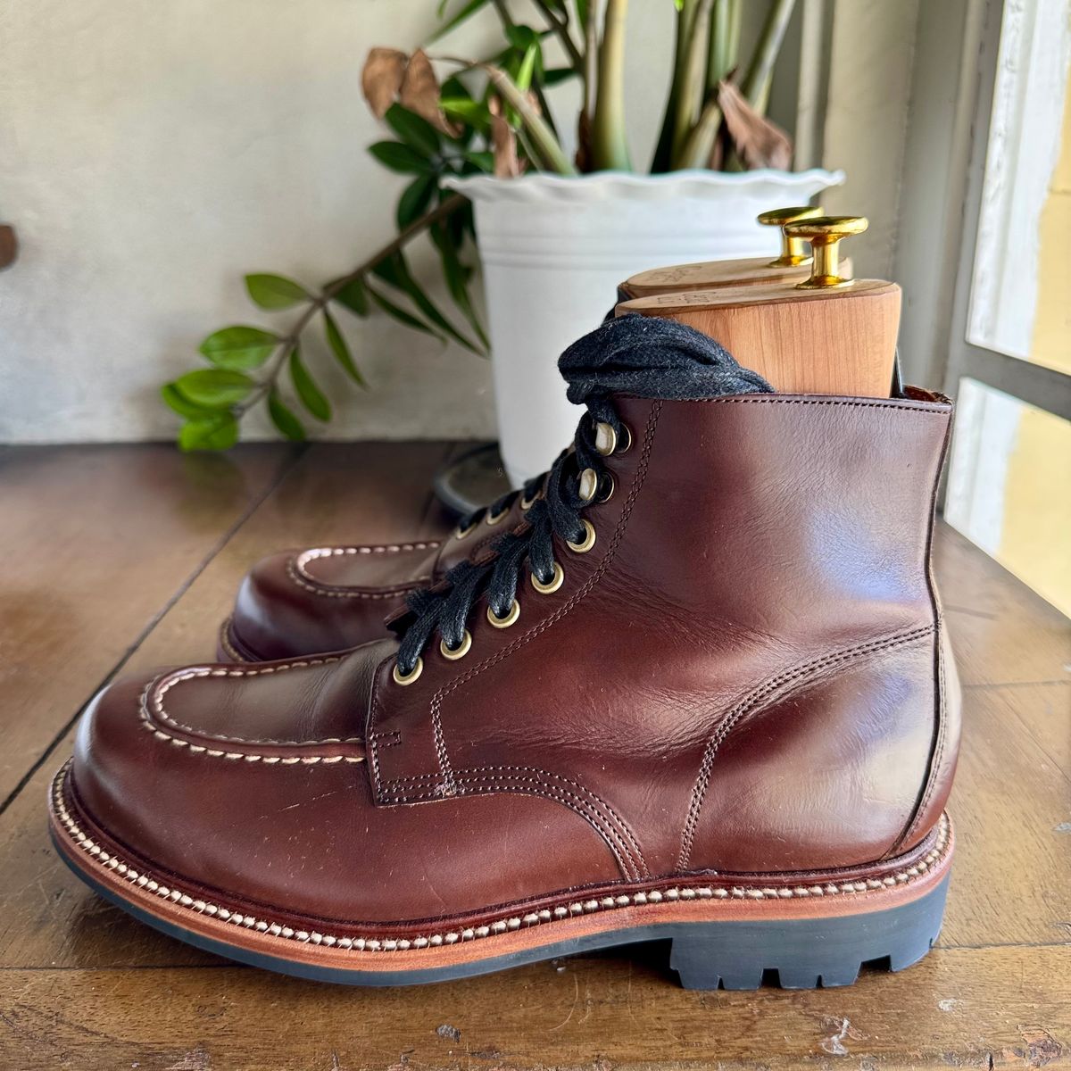 Photo by stinkypatina on January 4, 2026 of the Grant Stone Brass Boot in Horween Crimson Chromexcel.