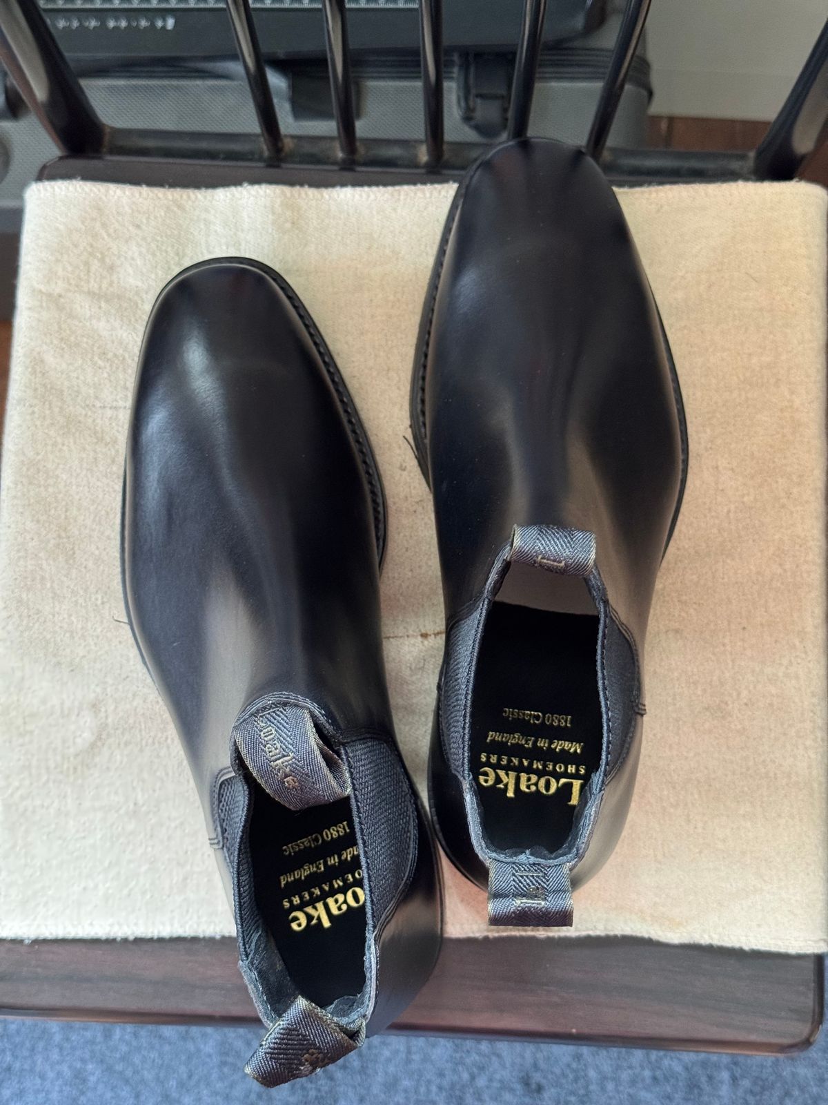 Photo by stinkypatina on July 2, 2025 of the Loake Loake 1880 Chatsworth Chelsea in Loake Calf Leather.