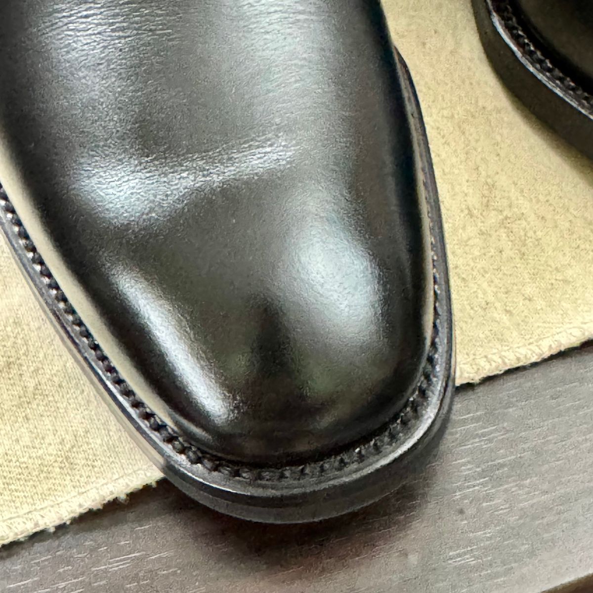 Photo by stinkypatina on July 19, 2025 of the Loake Loake 1880 Chatsworth Chelsea in Loake Calf Leather.