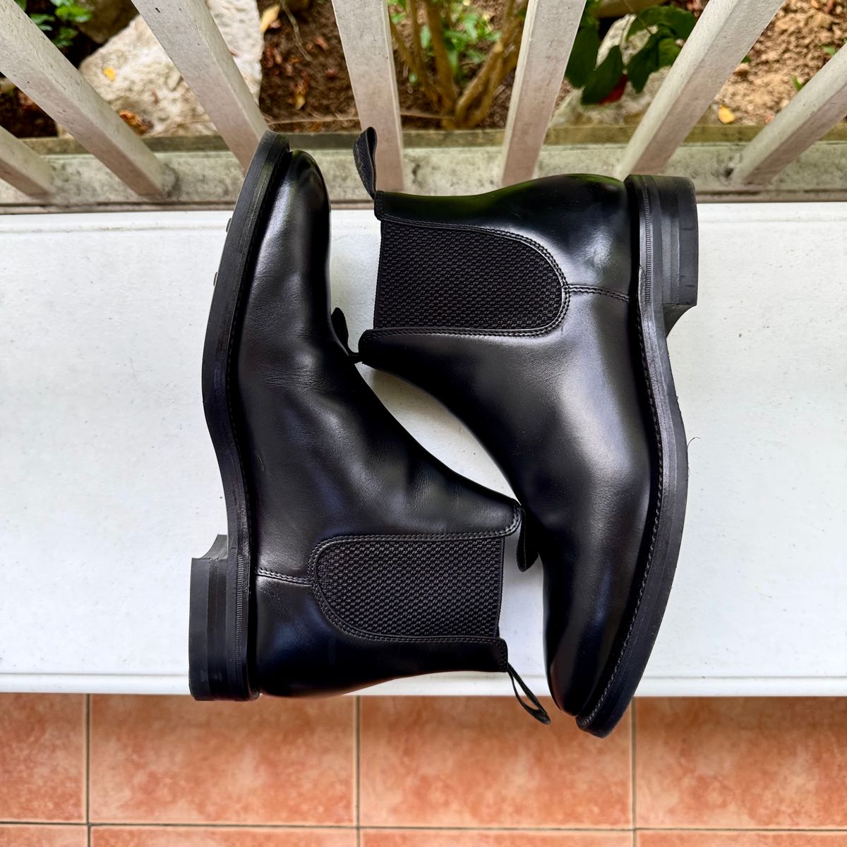 Photo by stinkypatina on August 21, 2025 of the Loake Loake 1880 Chatsworth Chelsea in Loake Calf Leather.