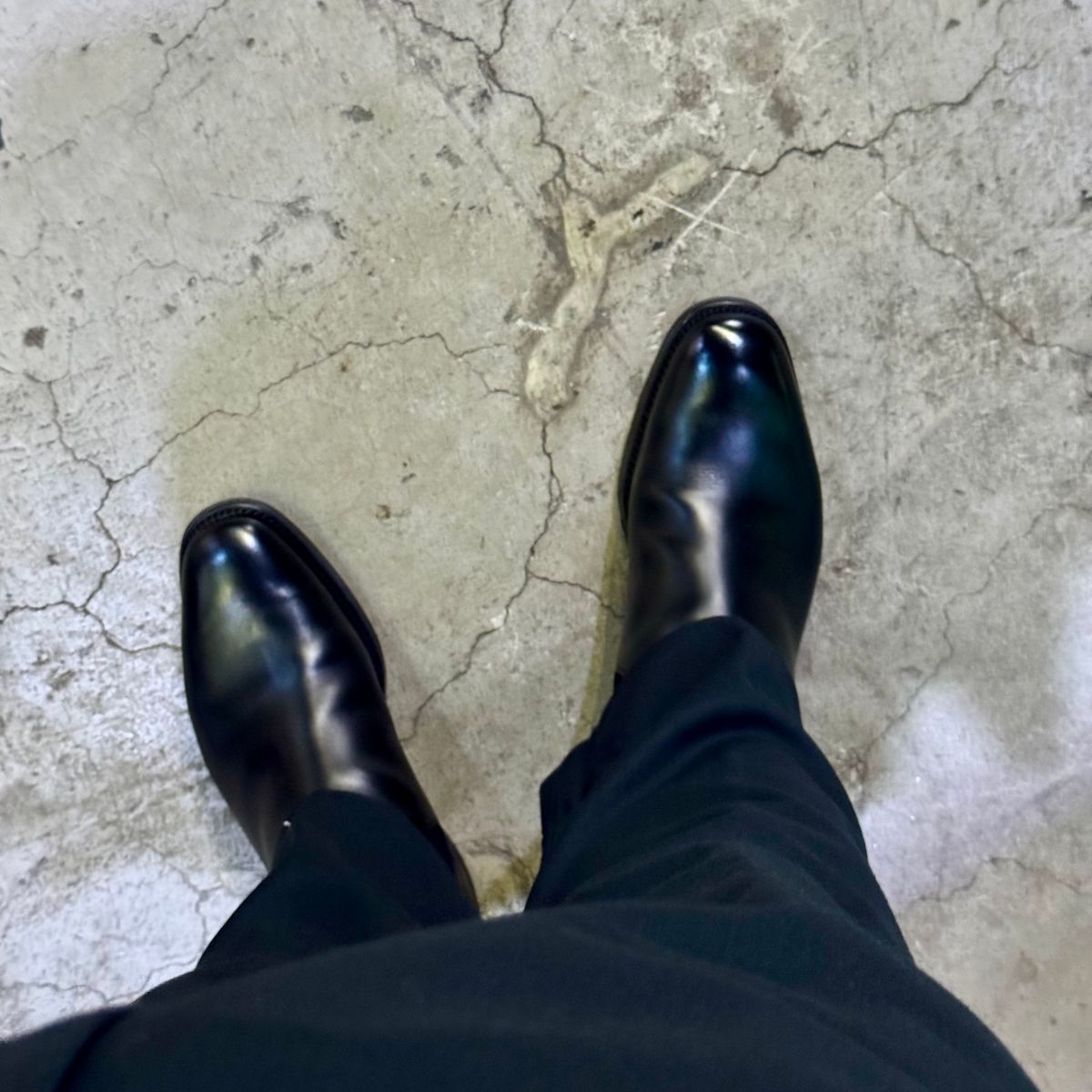 Photo by stinkypatina on August 21, 2025 of the Loake Loake 1880 Chatsworth Chelsea in Loake Calf Leather.