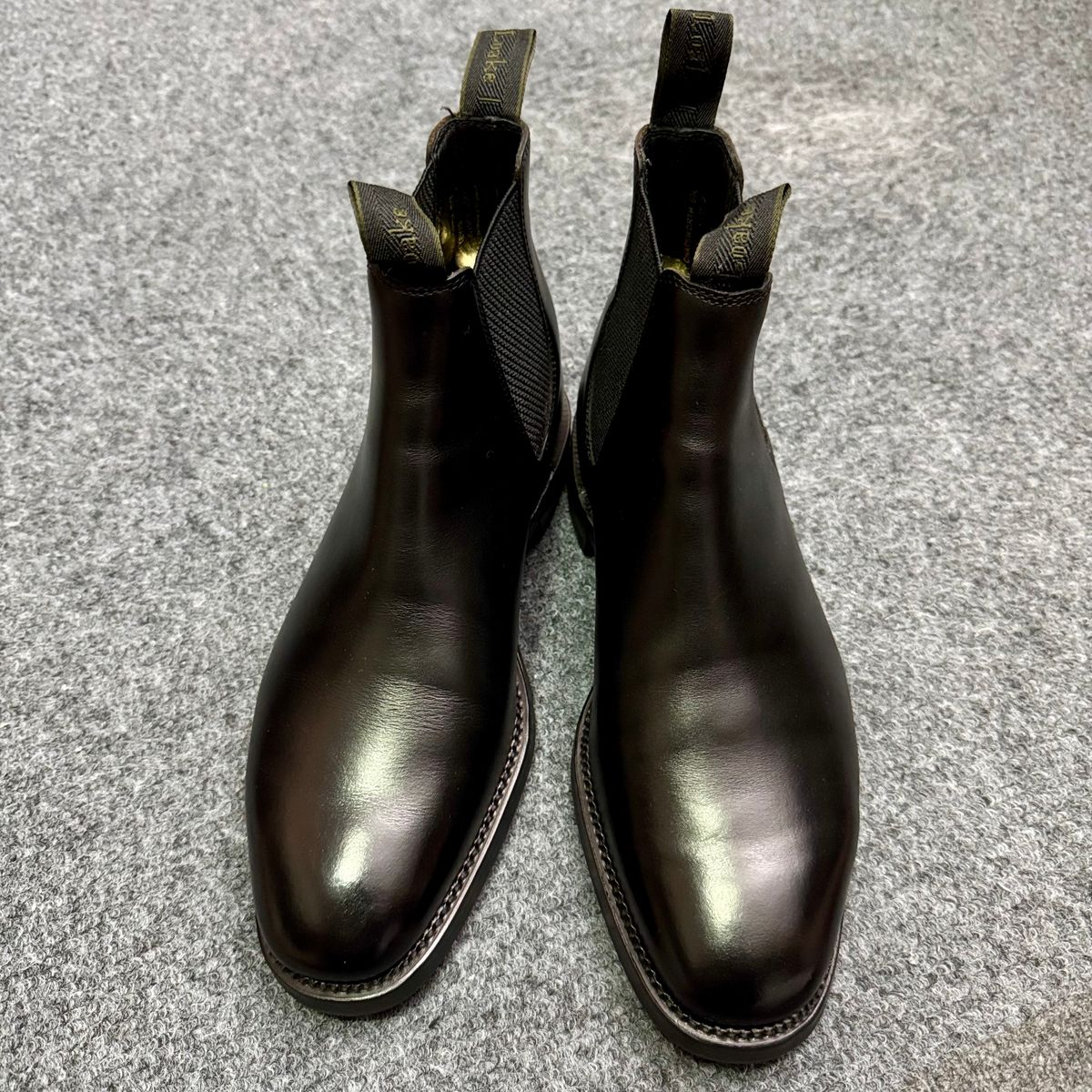 Photo by stinkypatina on October 21, 2025 of the Loake Loake 1880 Chatsworth Chelsea in Loake Calf Leather.