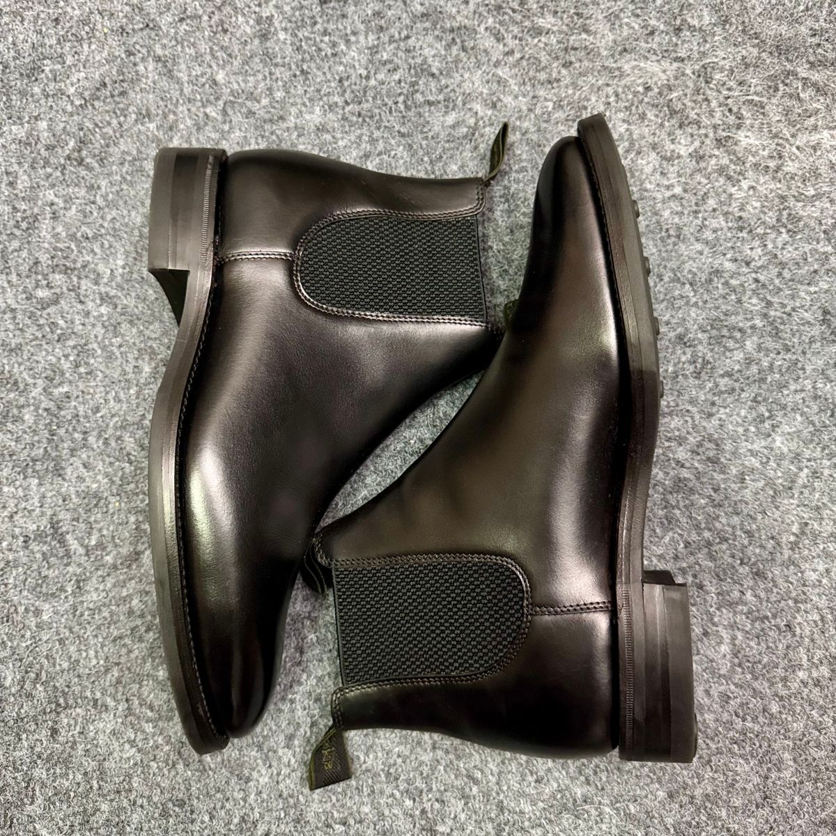Photo by stinkypatina on October 21, 2025 of the Loake Loake 1880 Chatsworth Chelsea in Loake Calf Leather.