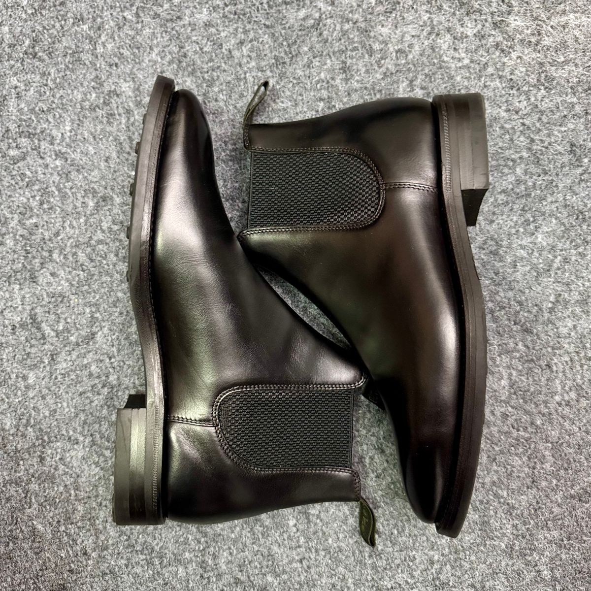 Photo by stinkypatina on October 21, 2025 of the Loake Loake 1880 Chatsworth Chelsea in Loake Calf Leather.