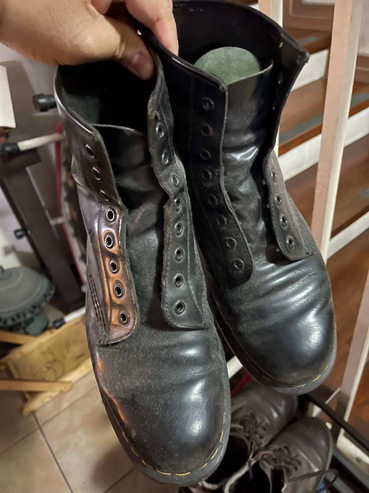 Photo by stinkypatina on November 26, 2022 of the Dr. Martens 1460 in Black Smooth Leather.