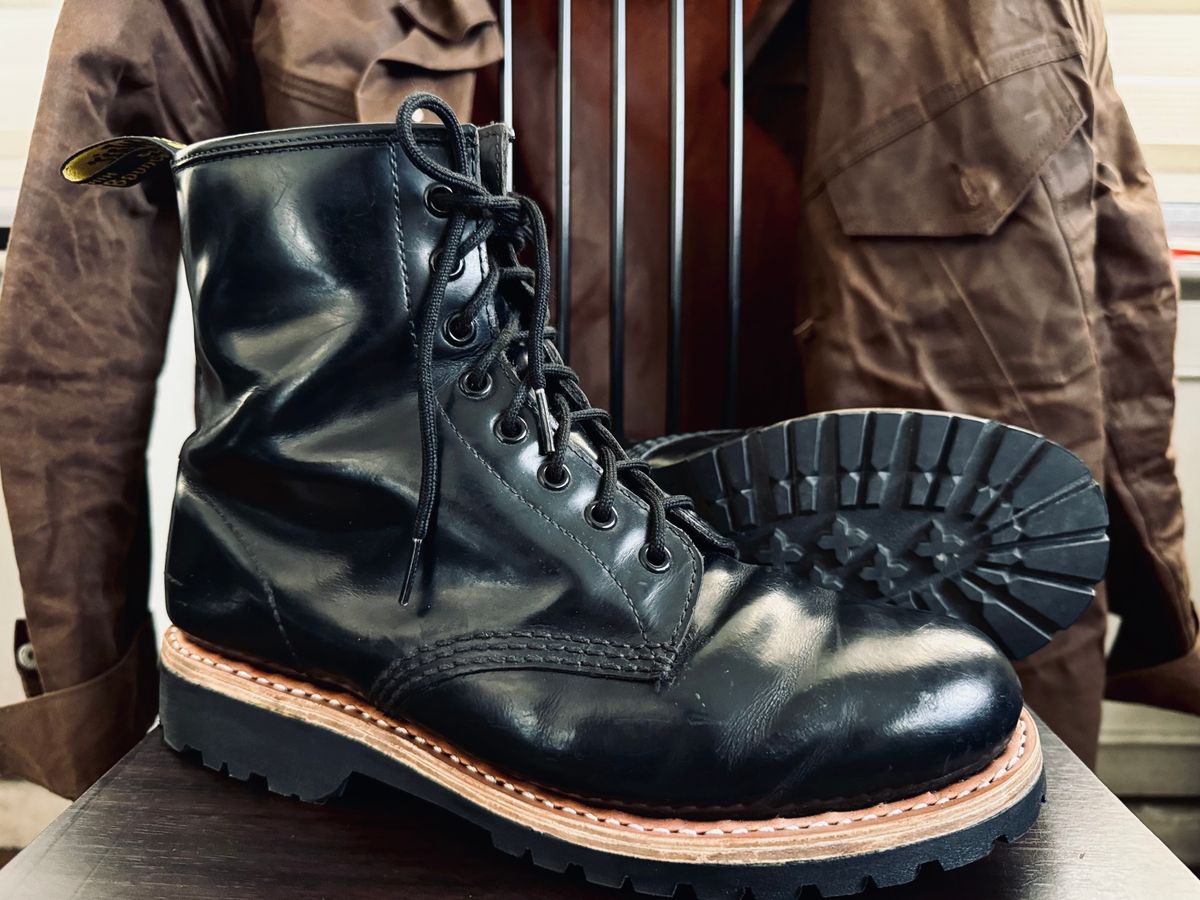 Photo by stinkypatina on May 6, 2024 of the Dr. Martens 1460 in Black Smooth Leather.