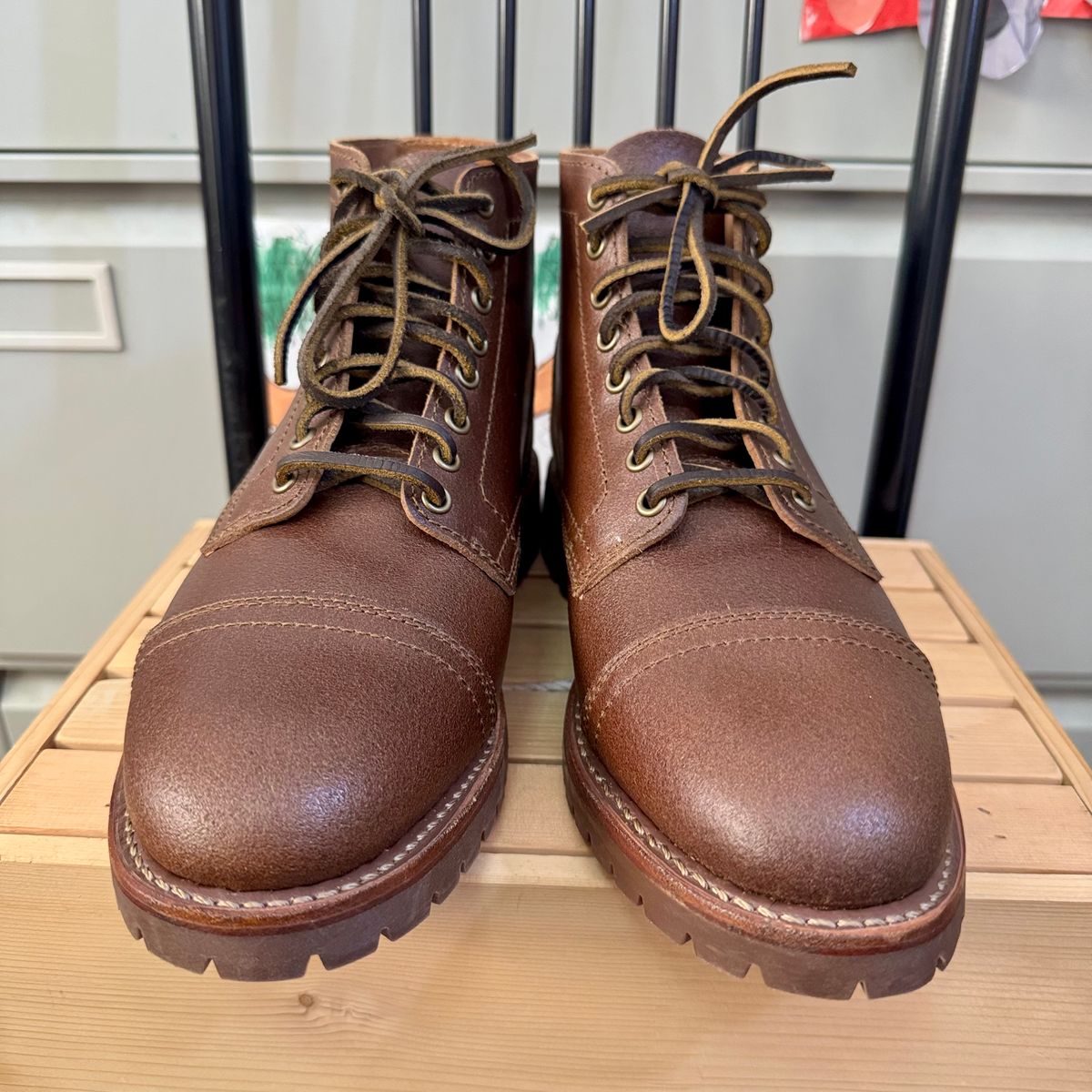 Photo by stinkypatina on October 1, 2025 of the Thursday Vanguard in Horween Natural Waxed Roughout.