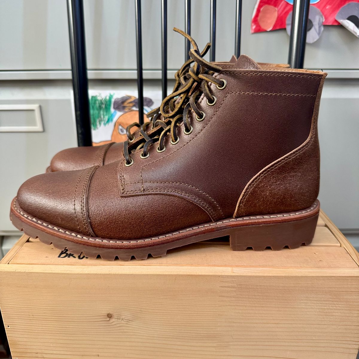 Photo by stinkypatina on October 1, 2025 of the Thursday Vanguard in Horween Natural Waxed Roughout.