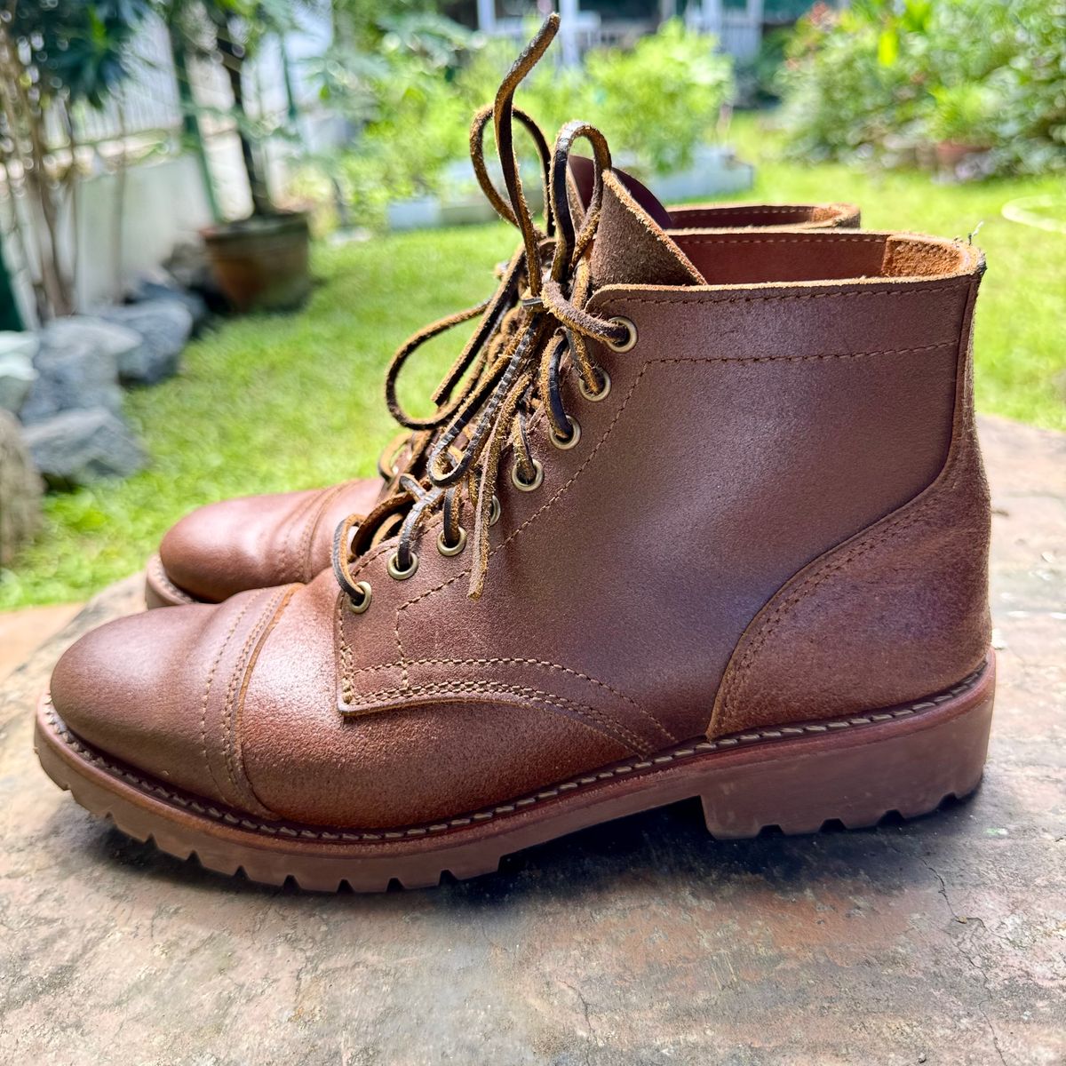 Photo by stinkypatina on November 2, 2025 of the Thursday Vanguard in Horween Natural Waxed Roughout.